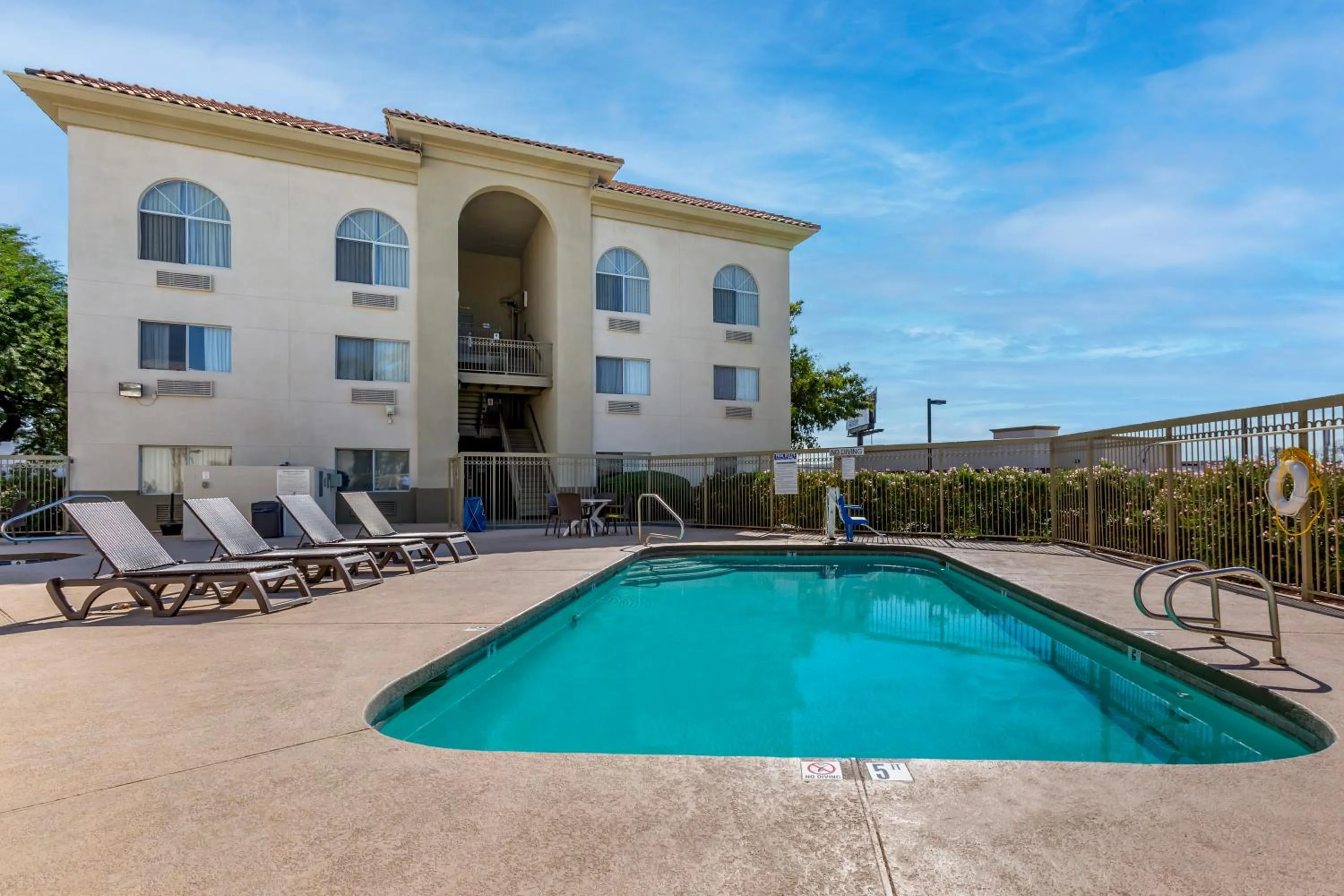 Swimming pool in Comfort Inn & Suites Phoenix North - Deer Valley