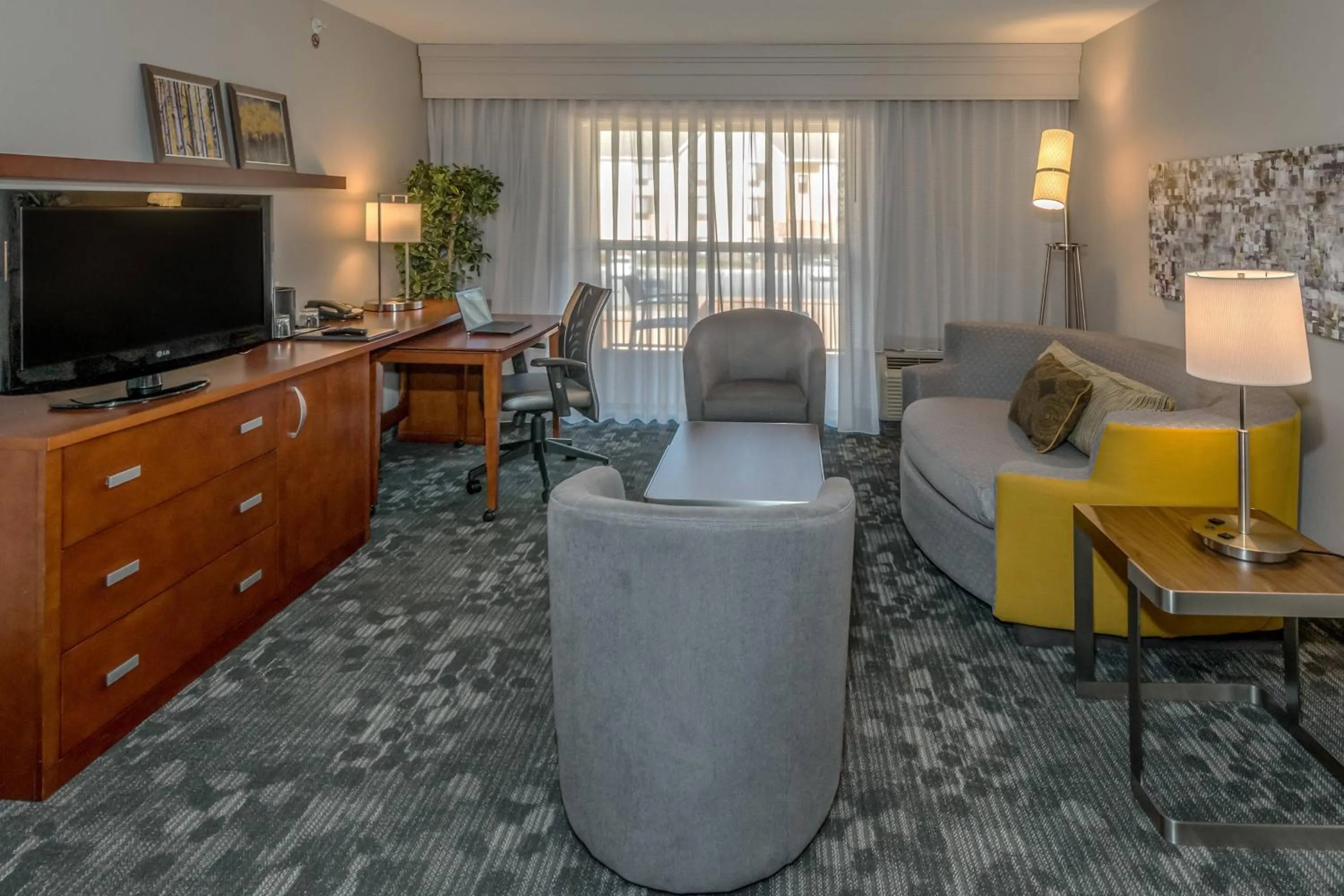 Living room in Courtyard by Marriott Panama City