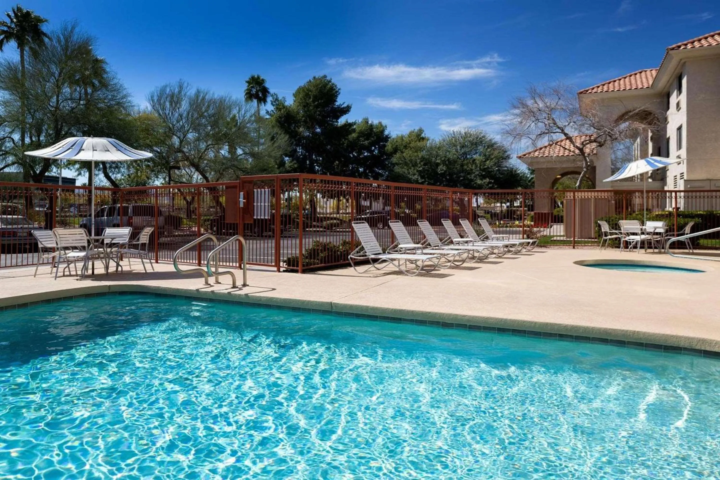 Swimming pool in Country Inn & Suites by Radisson, Phoenix Airport, AZ