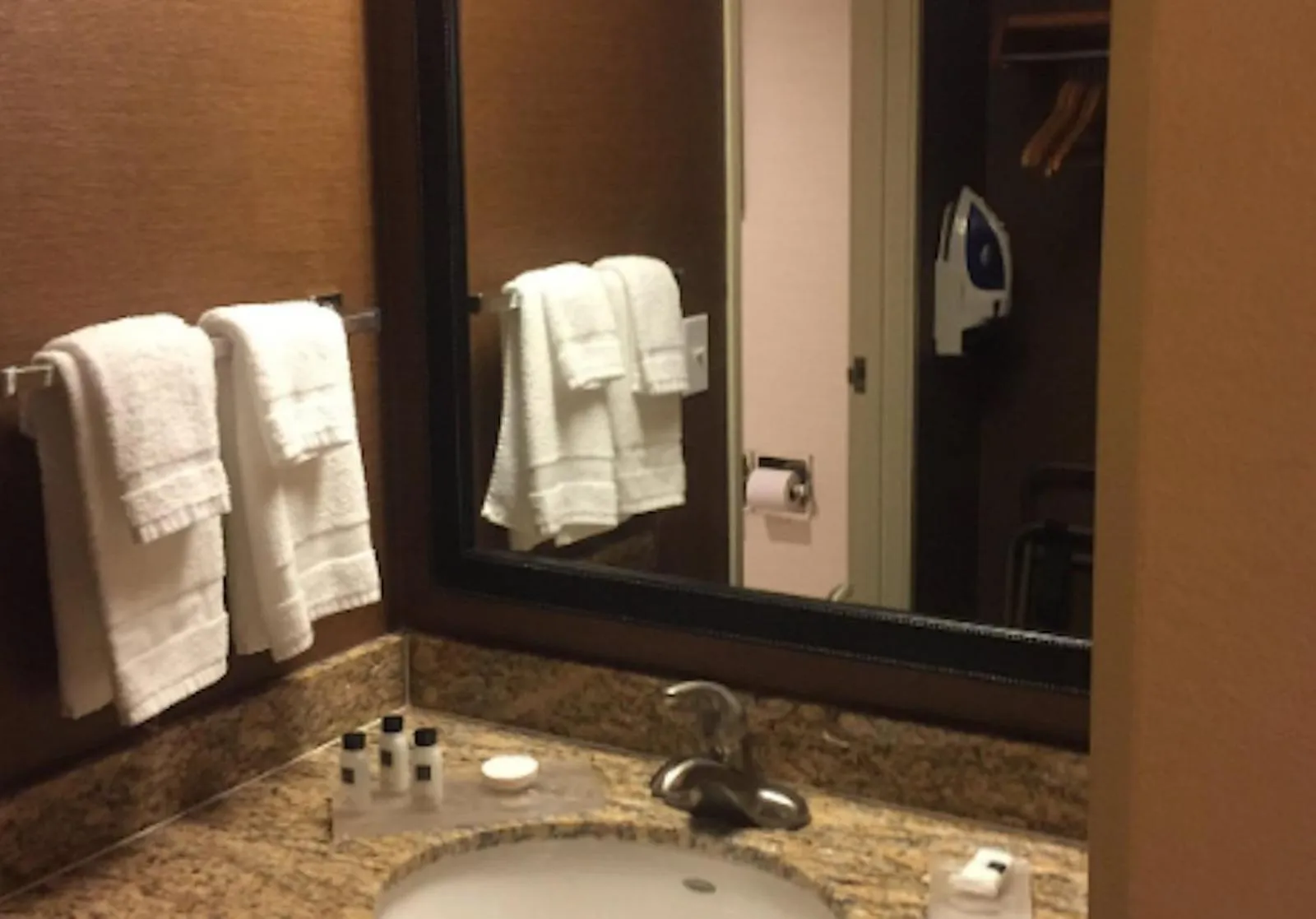 Bathroom in Country Inn & Suites by Radisson, Phoenix Airport, AZ