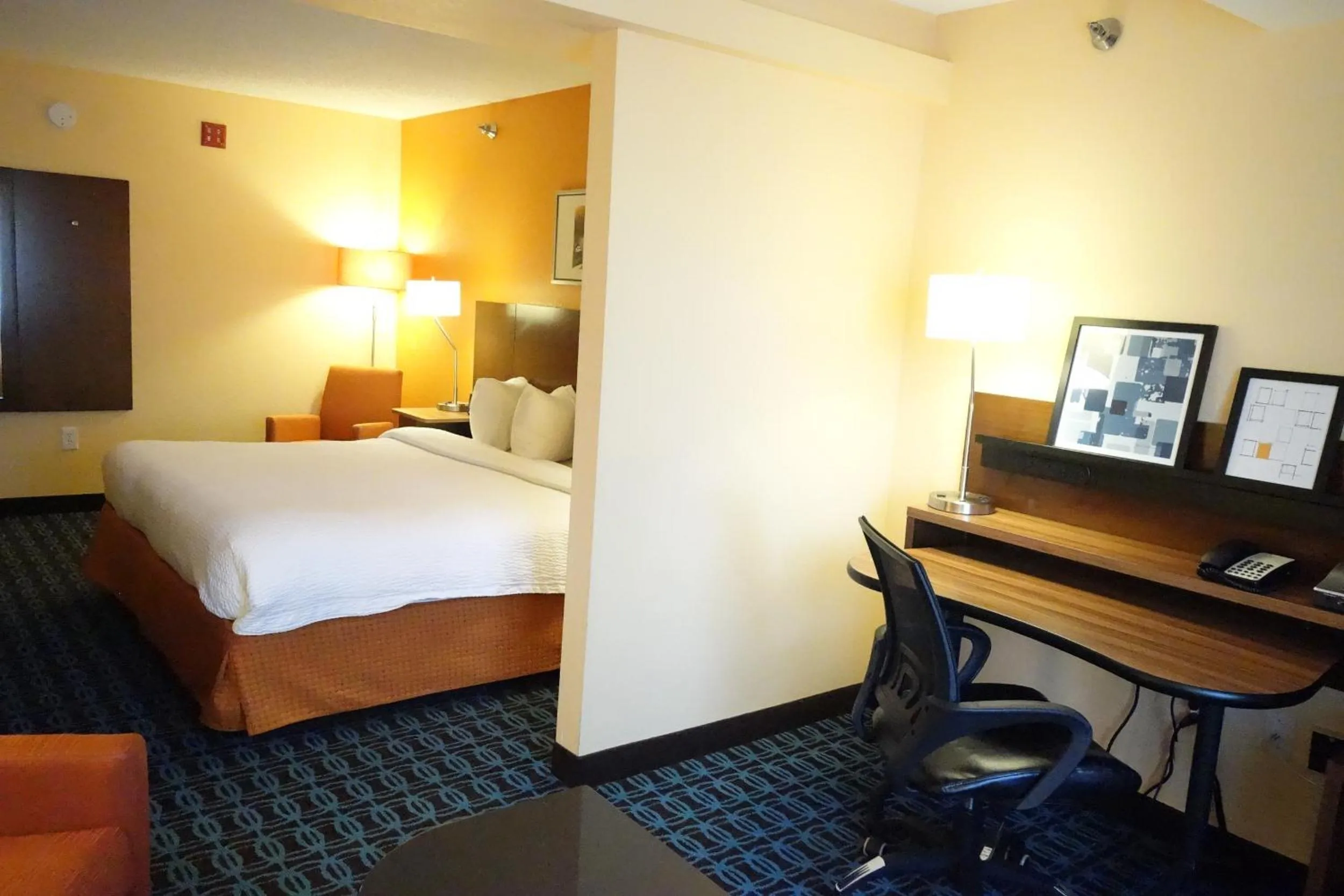 Photo of the whole room, Bed in Country Inn & Suites by Radisson, Phoenix Airport, AZ