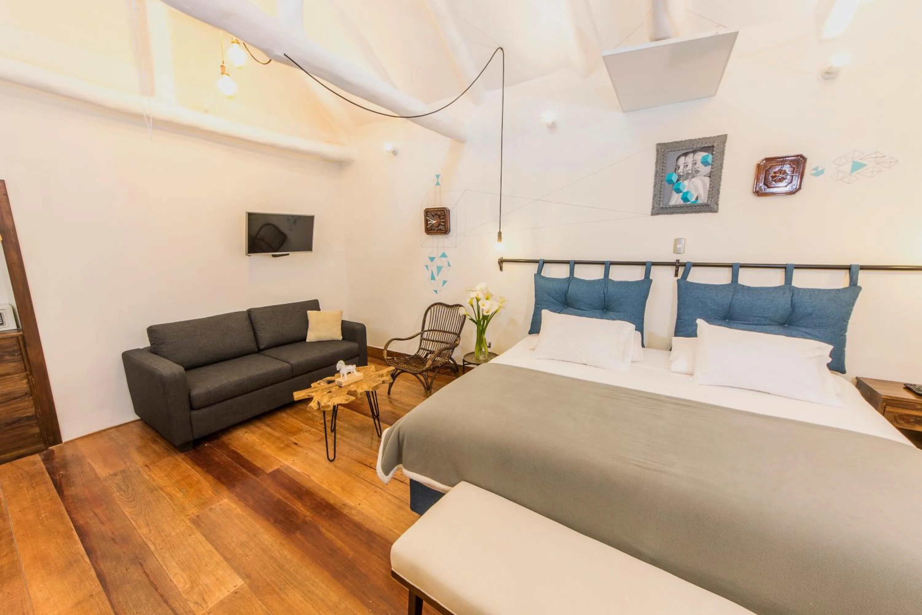 Photo of the whole room, Bed in X.O Art House