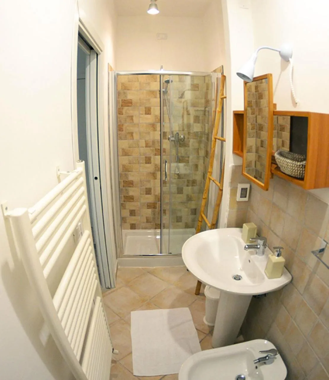 Shower in Bed & Breakfast Il Vicolo