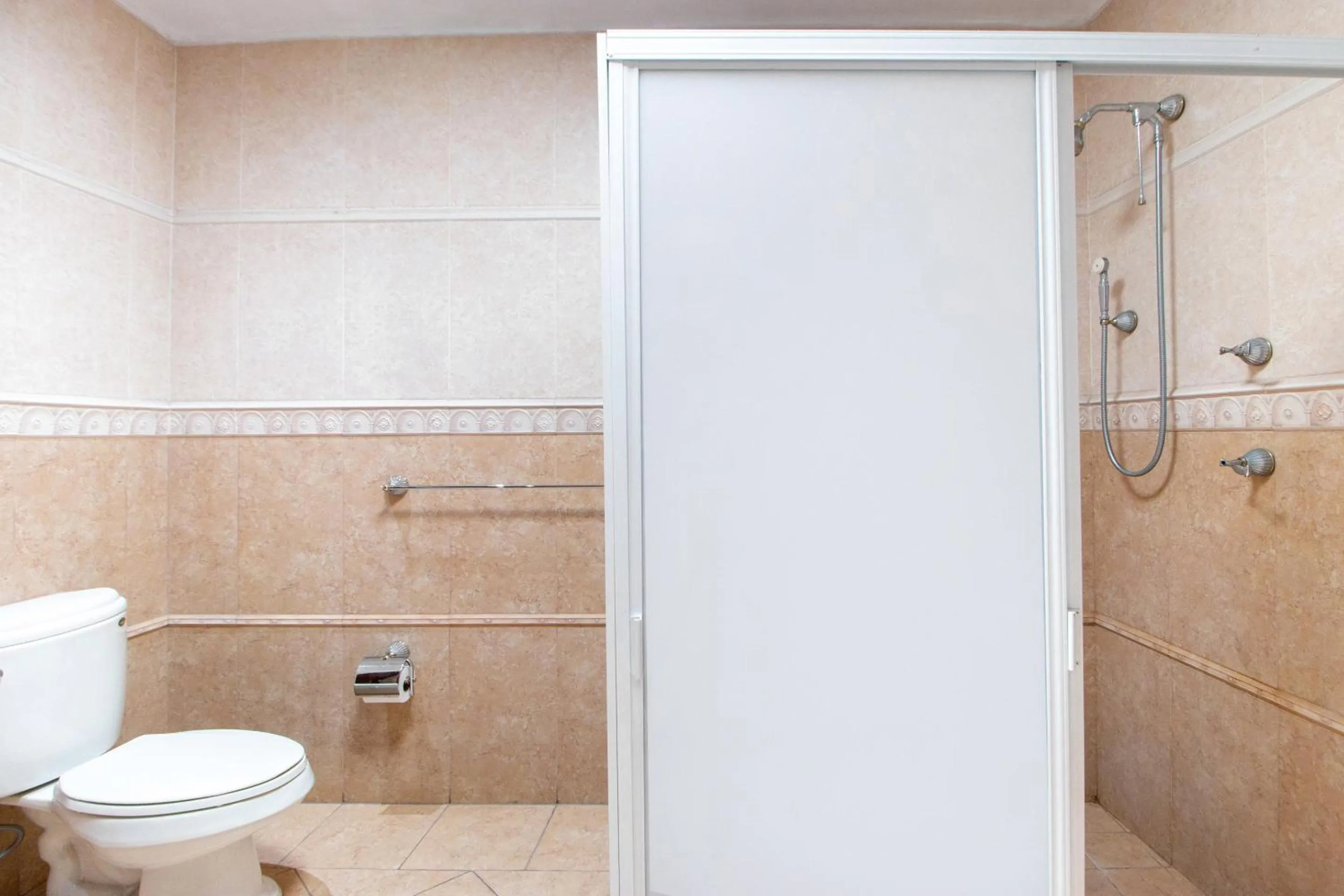 Bathroom in Capital O Hotel San Jose, San Luis Potosi