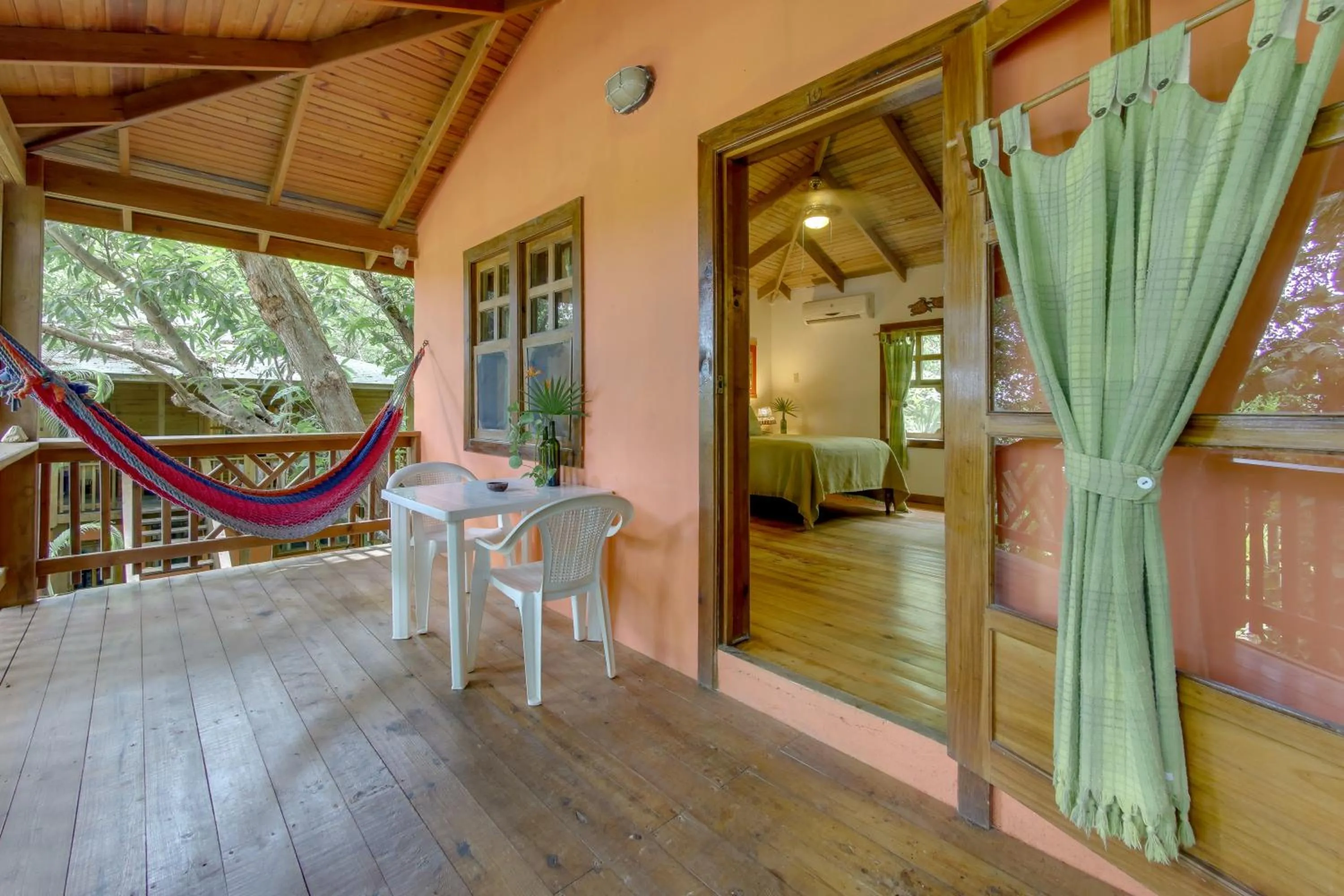 Posada Arco Iris, West End