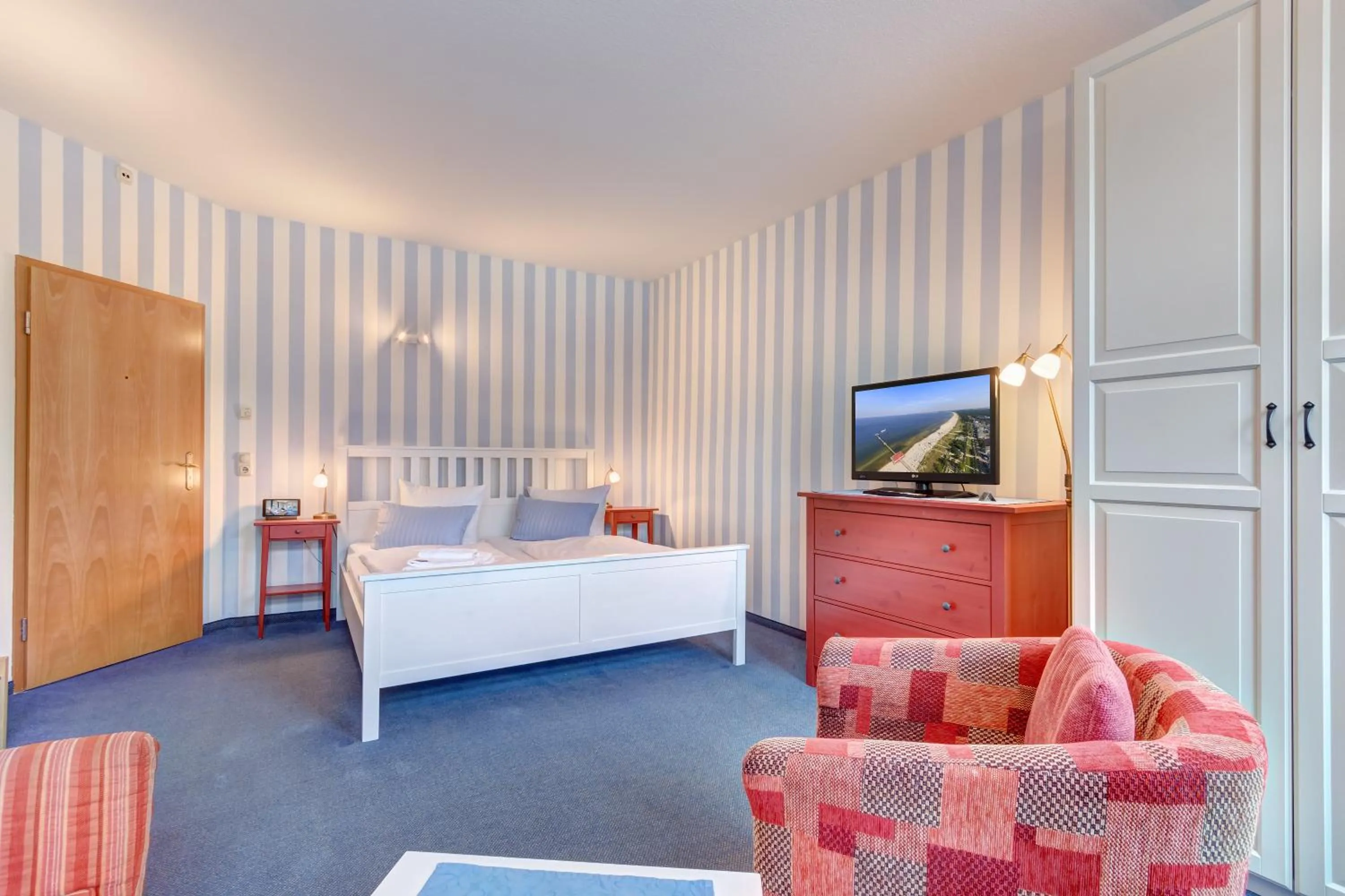 Photo of the whole room, Bed in Hotel Villa Seeschlößchen