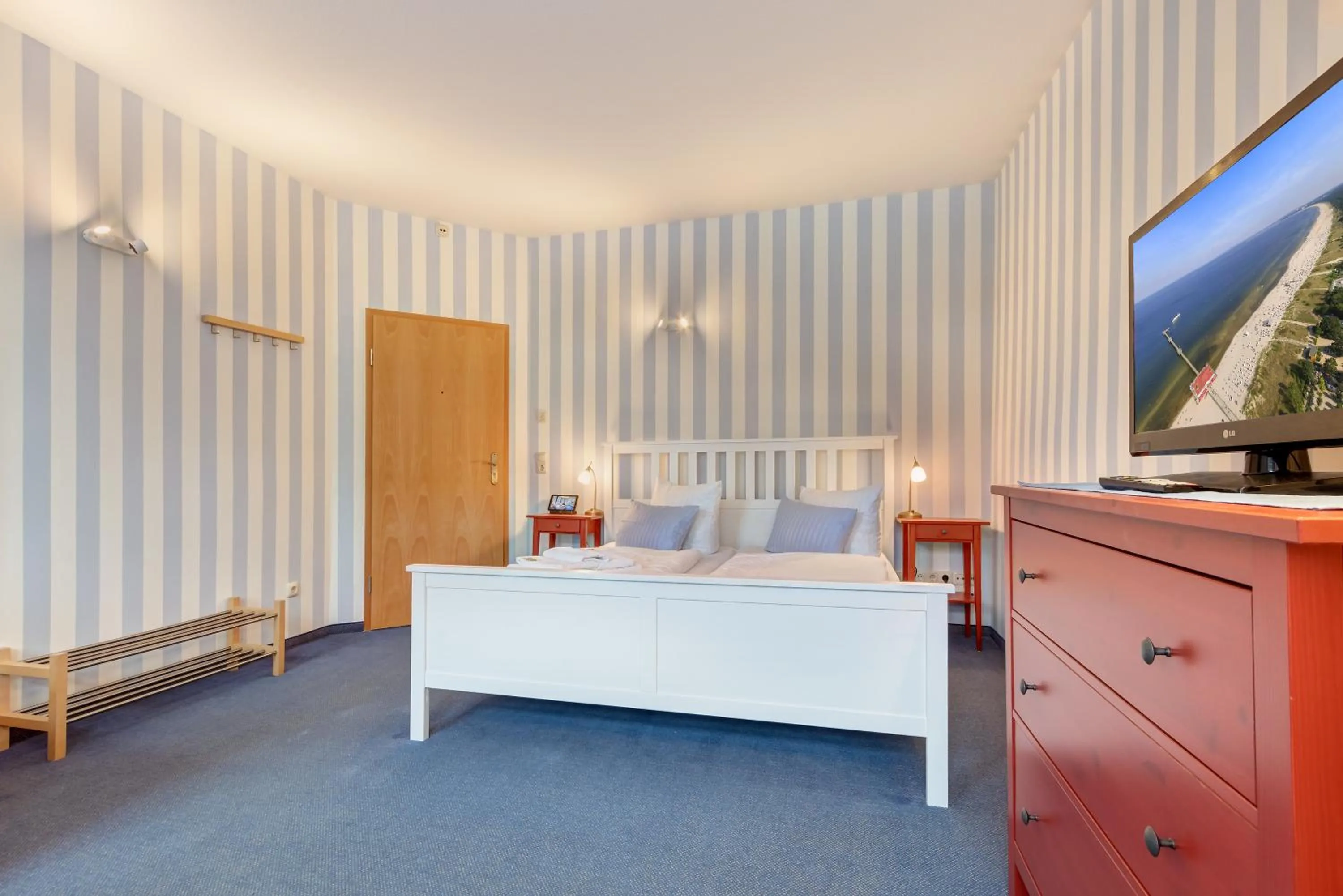 Photo of the whole room, Bed in Hotel Villa Seeschlößchen