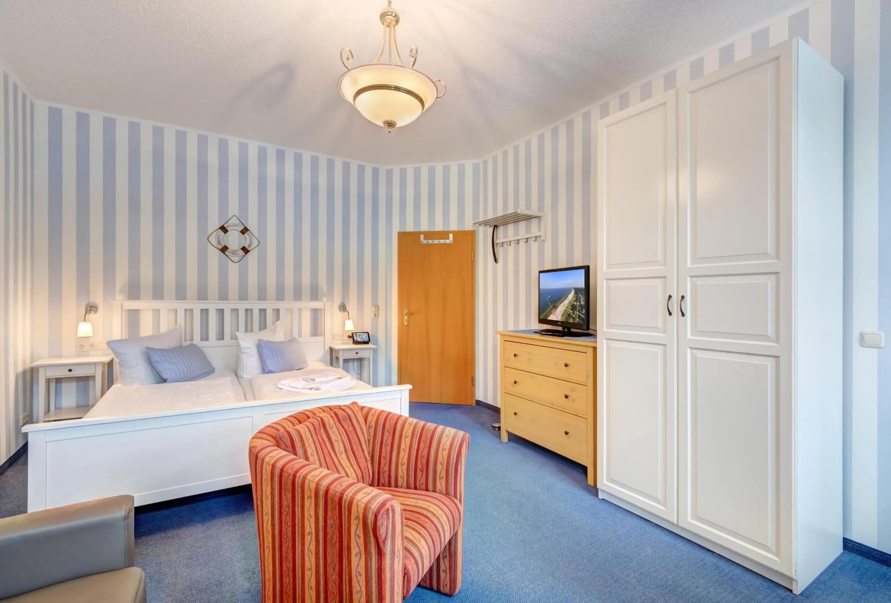 Photo of the whole room, Bed in Hotel Villa Seeschlößchen