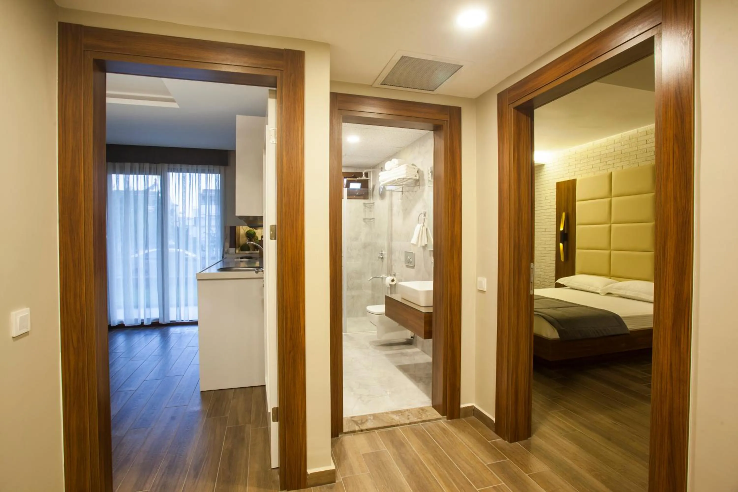 Shower, Bed in Maxuite Hotel in Home