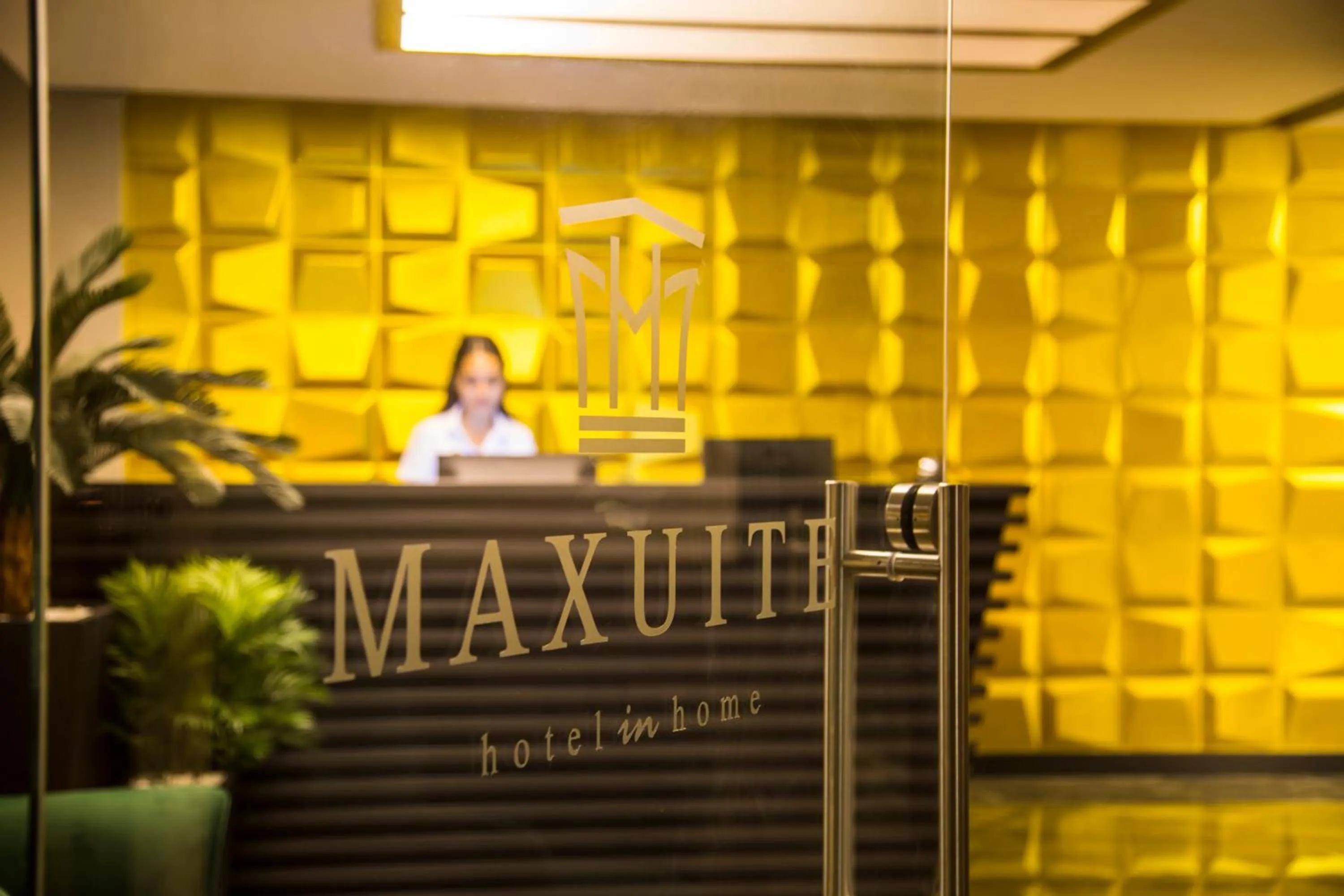 People in Maxuite Hotel in Home