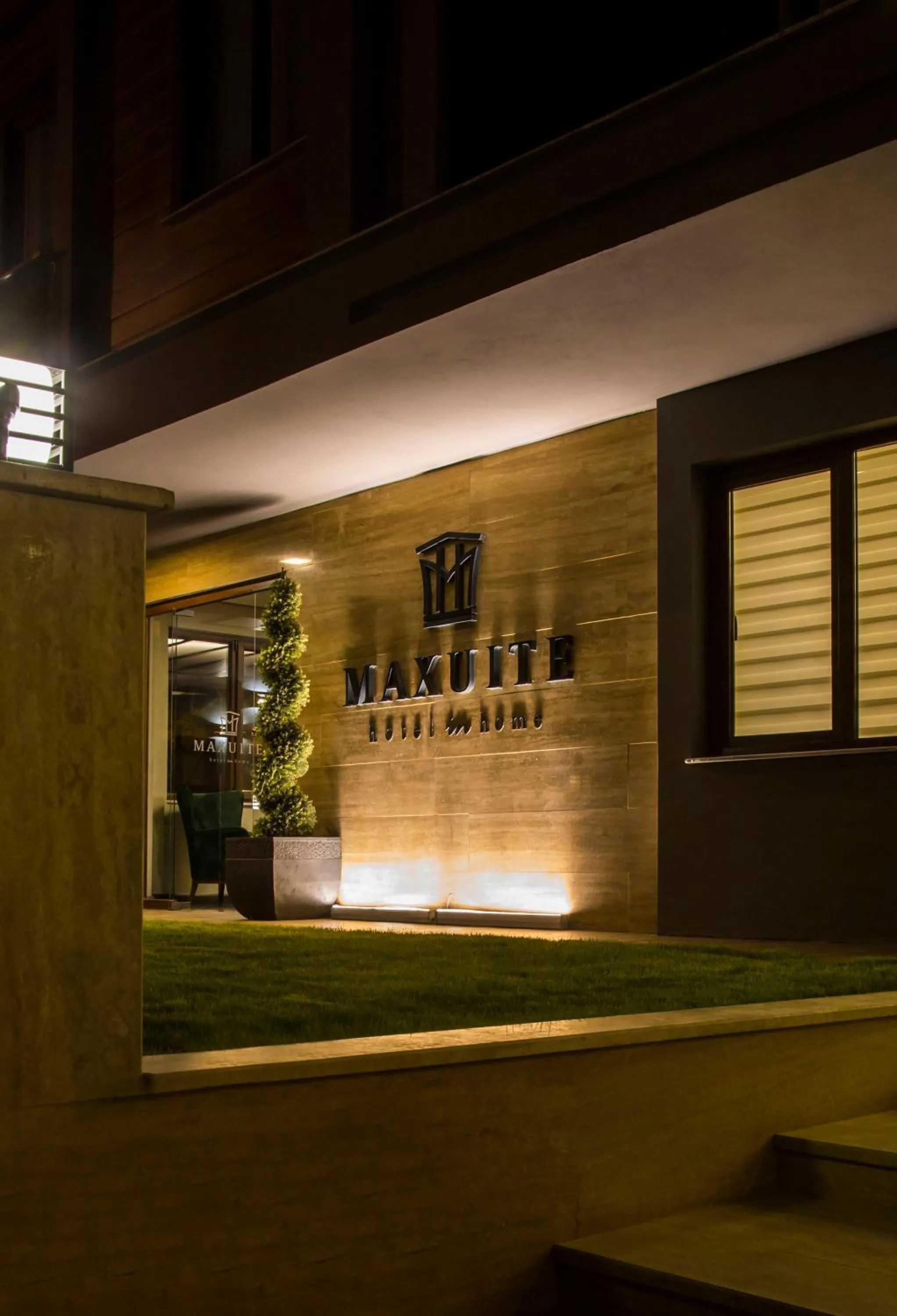 Night in Maxuite Hotel in Home