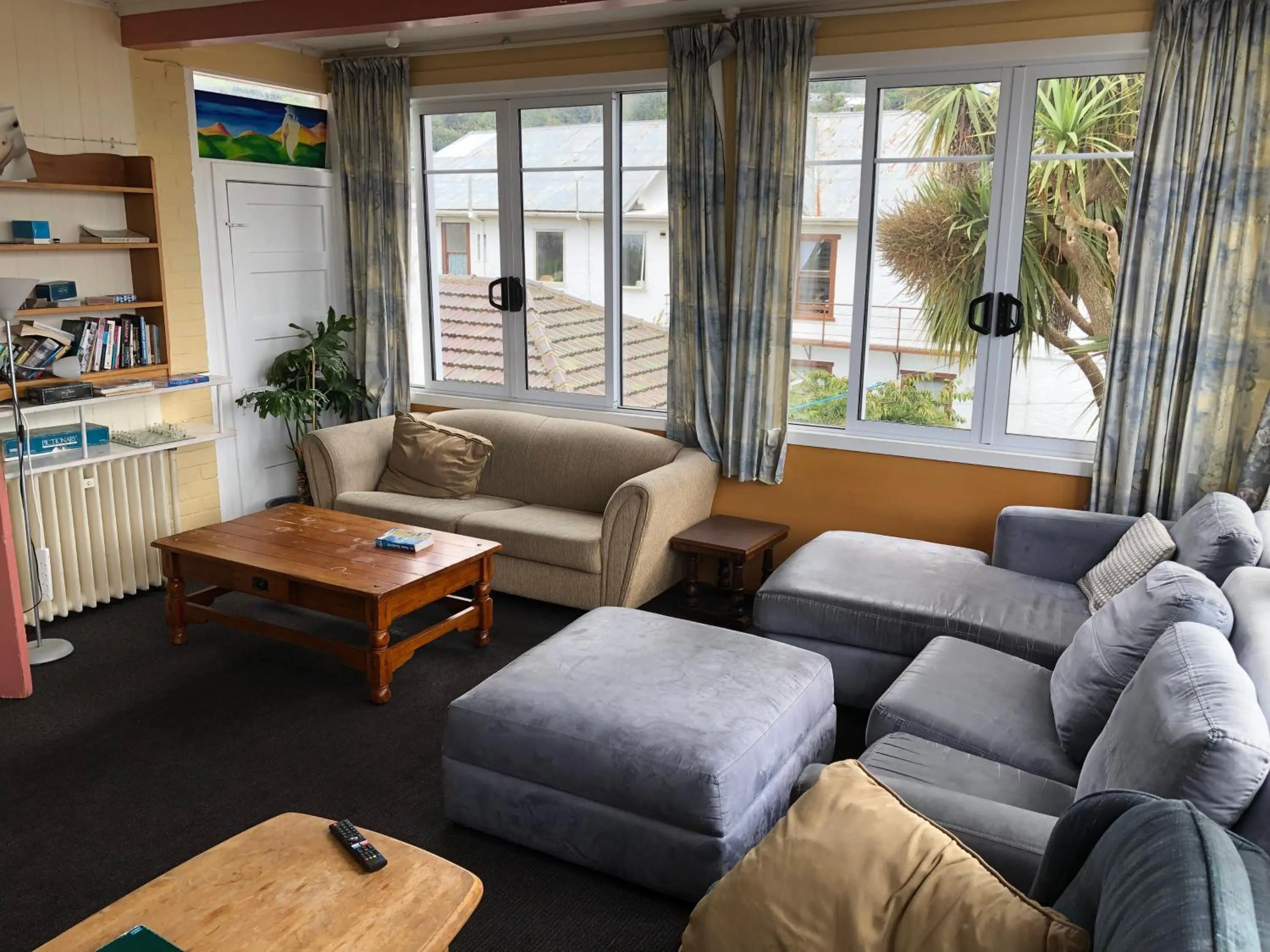 Communal lounge/ TV room in Chalet Backpackers