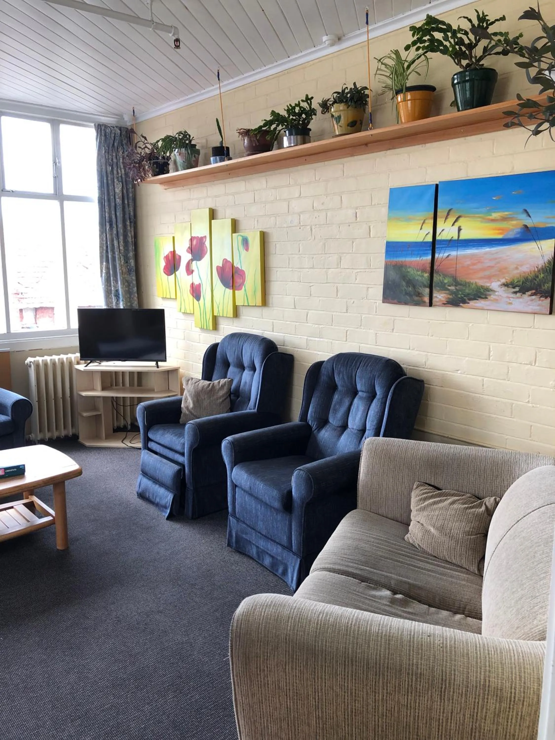 Communal lounge/ TV room in Chalet Backpackers