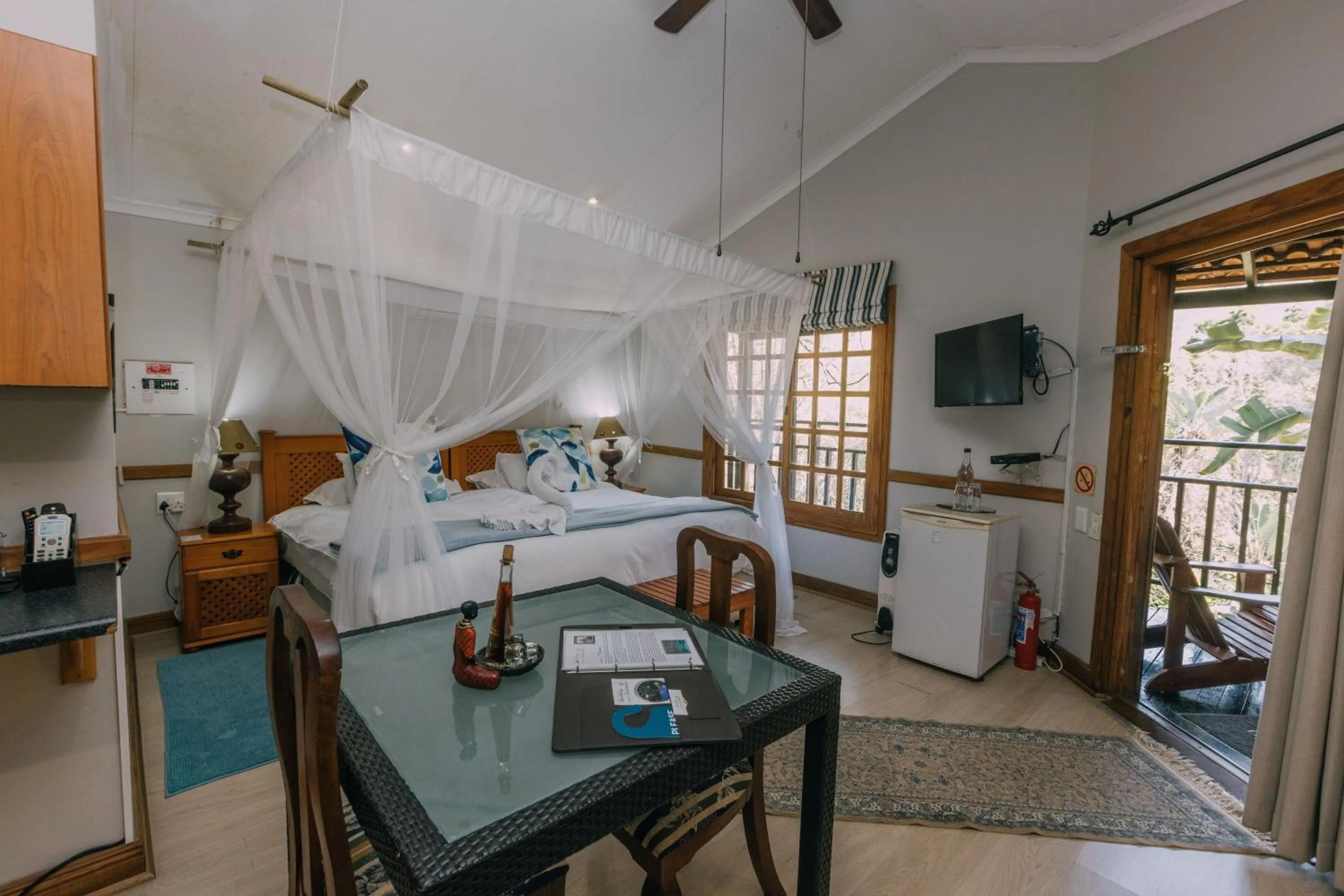 Dining area, Bed in Beetleloop Guest House