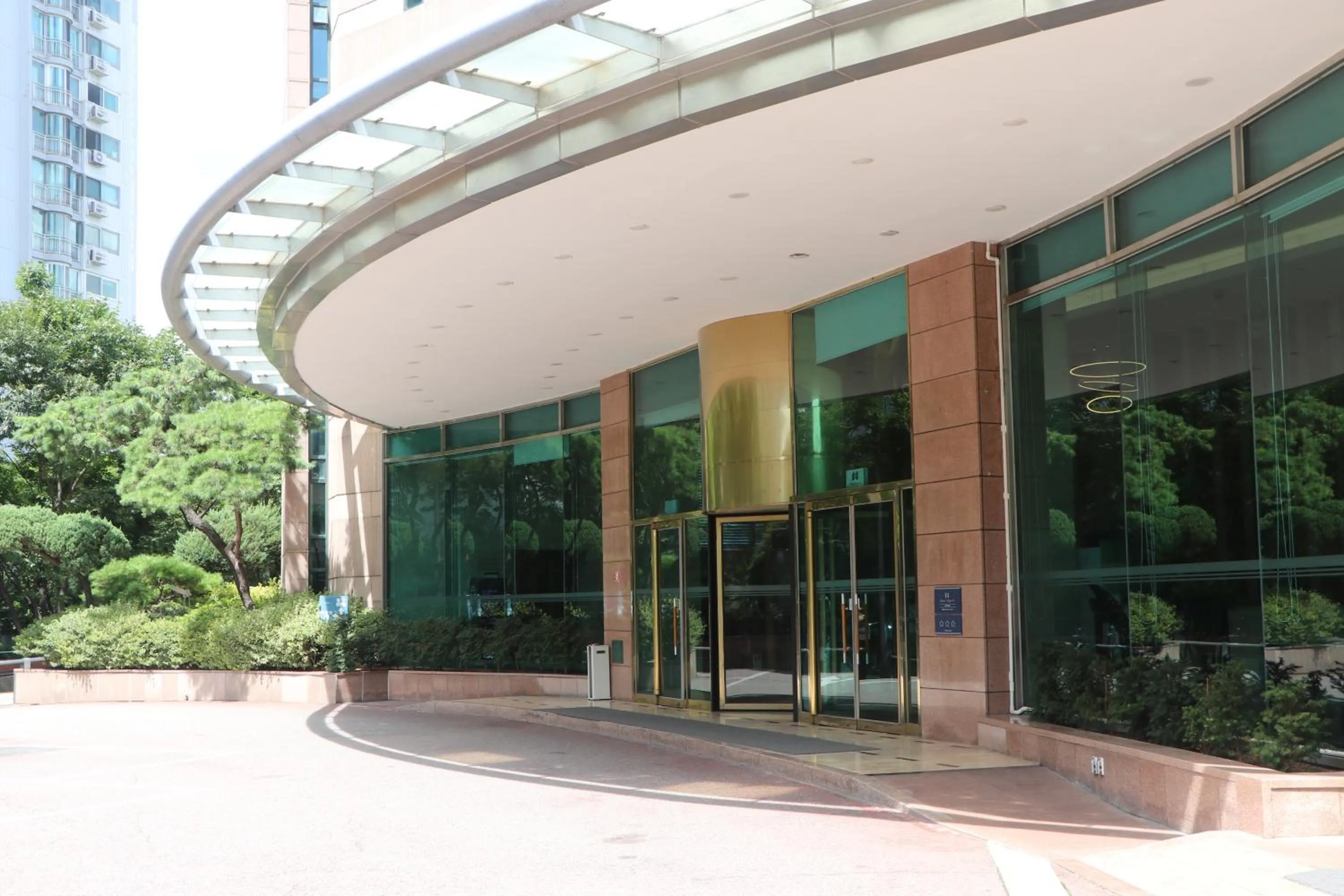 Facade/entrance in Niagara Hotel