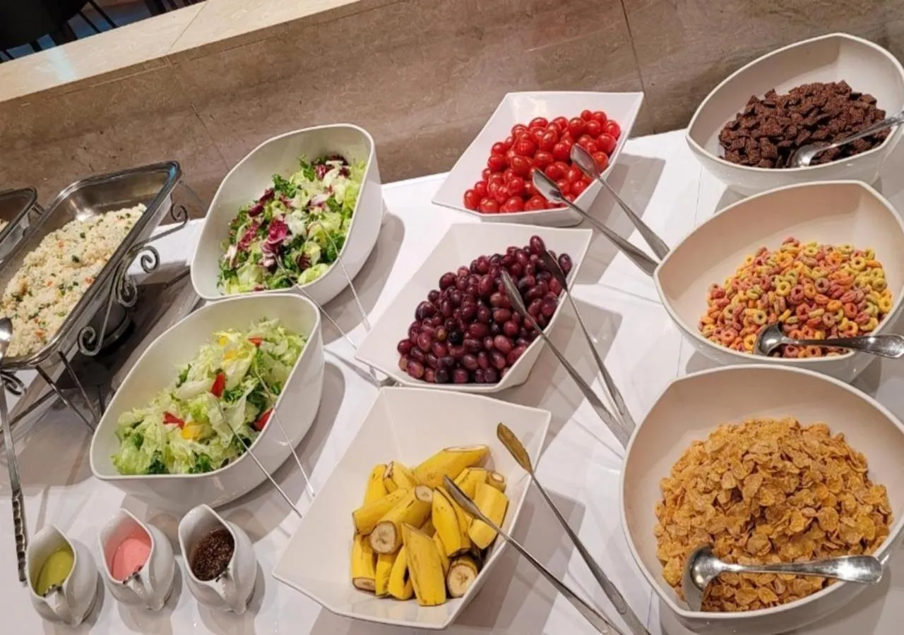 Buffet breakfast in Niagara Hotel