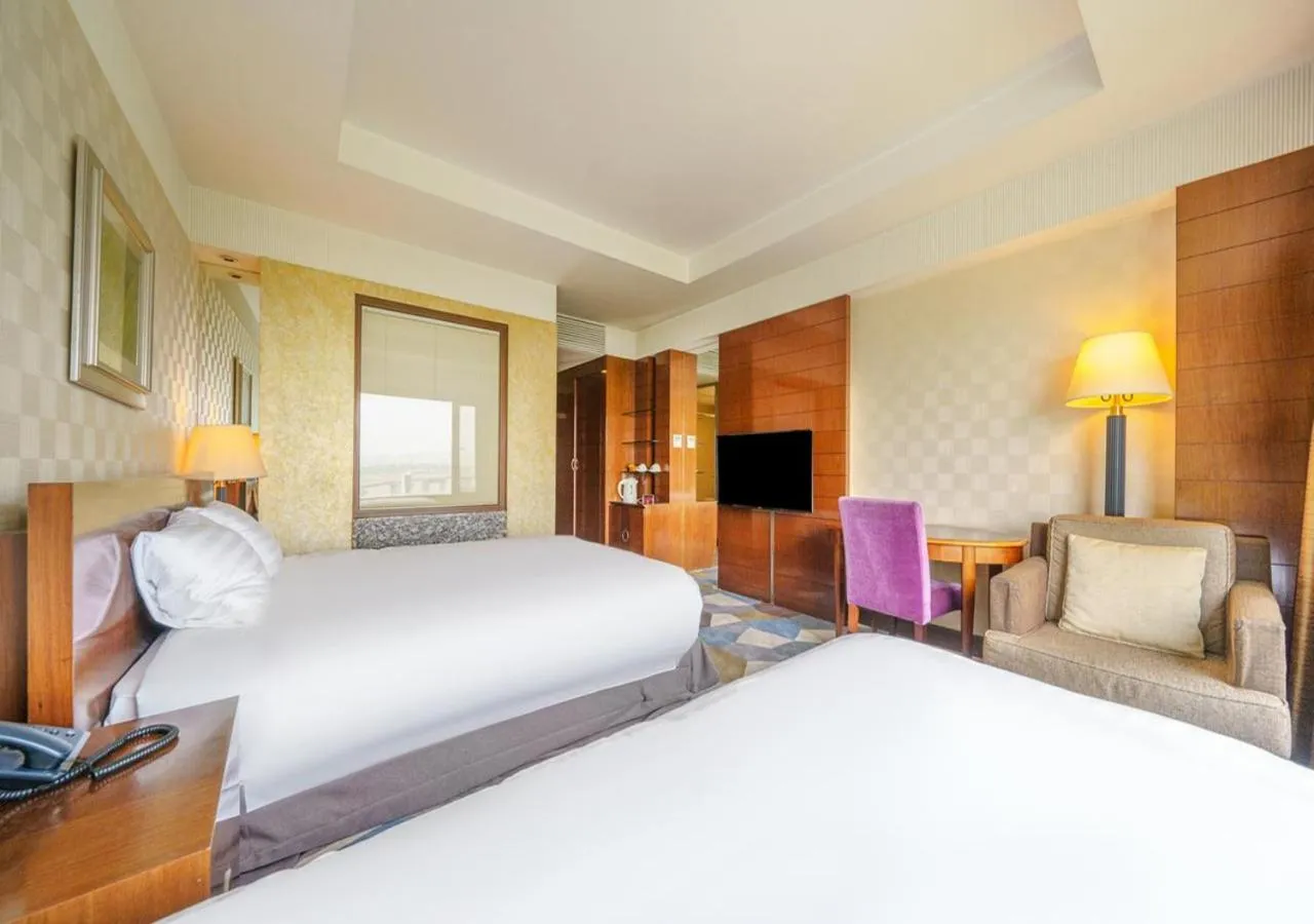 Photo of the whole room, Bed in Niagara Hotel