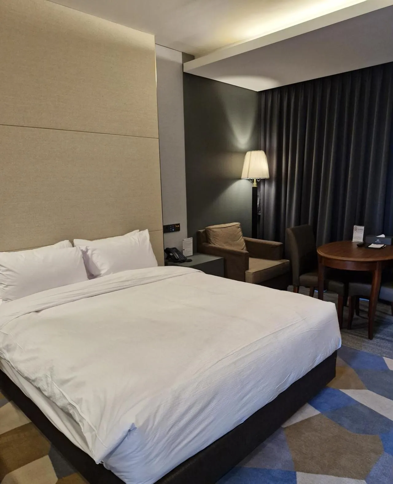 Photo of the whole room, Bed in Niagara Hotel