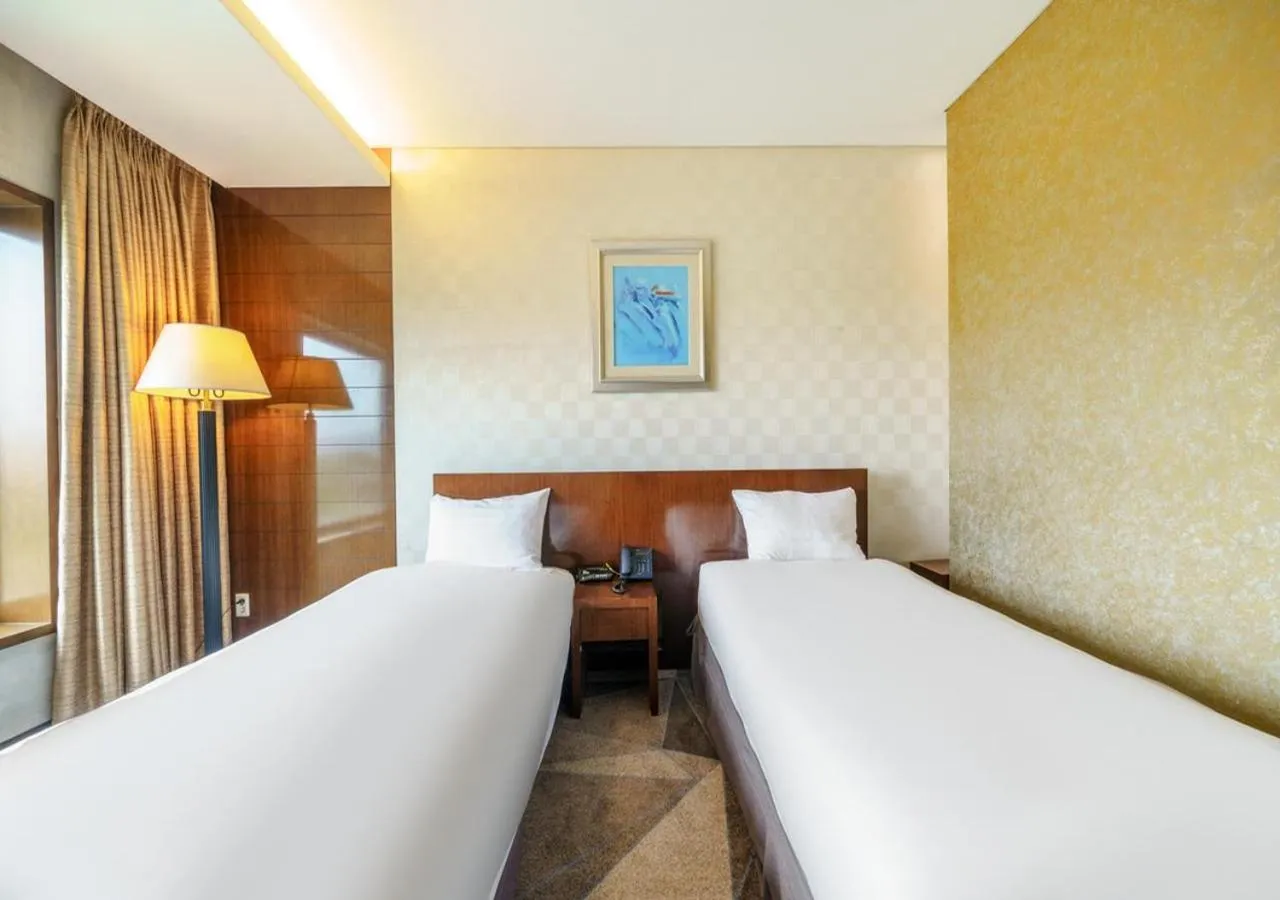 Photo of the whole room, Bed in Niagara Hotel