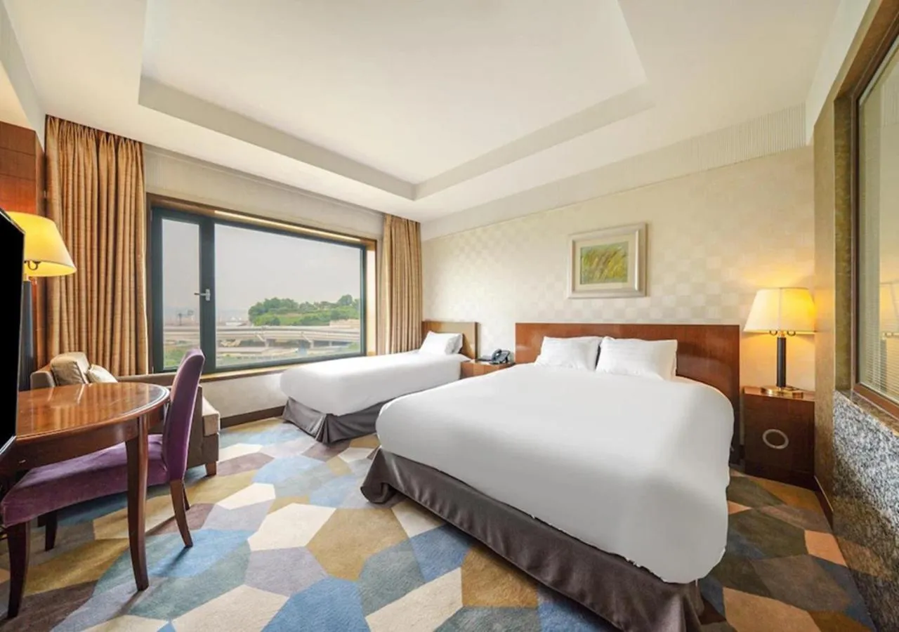 Photo of the whole room, Bed in Niagara Hotel