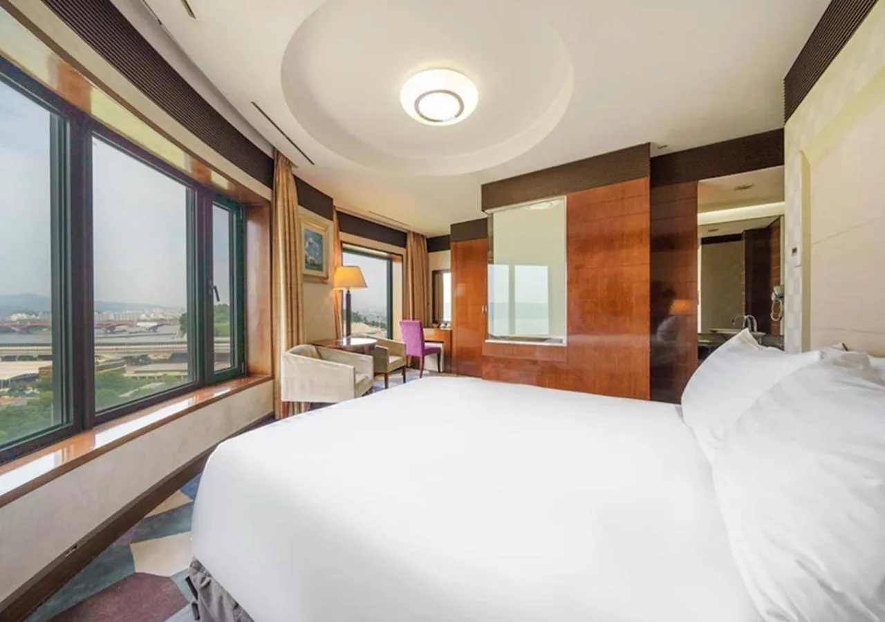 Bedroom, Bed in Niagara Hotel