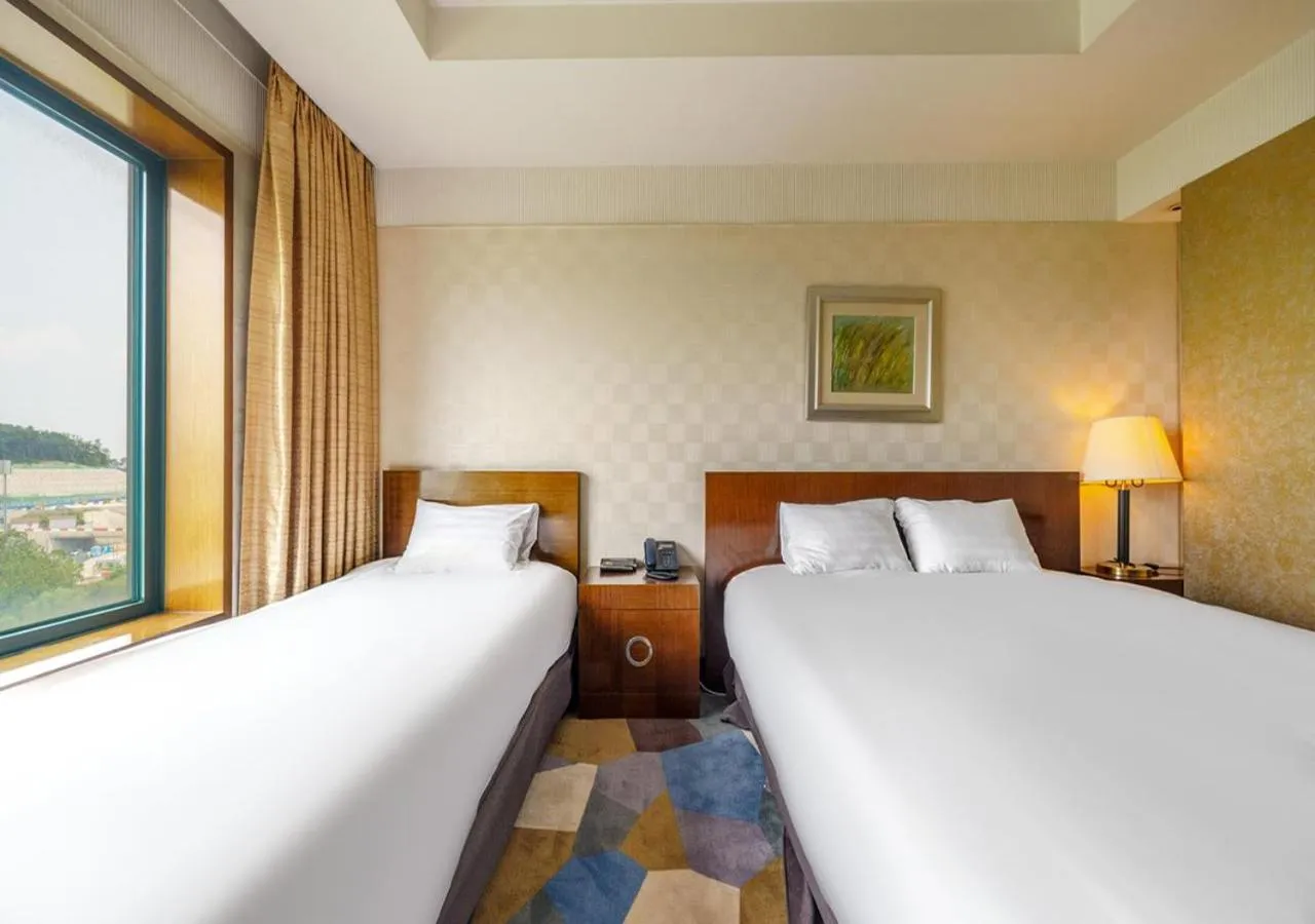 Photo of the whole room, Bed in Niagara Hotel