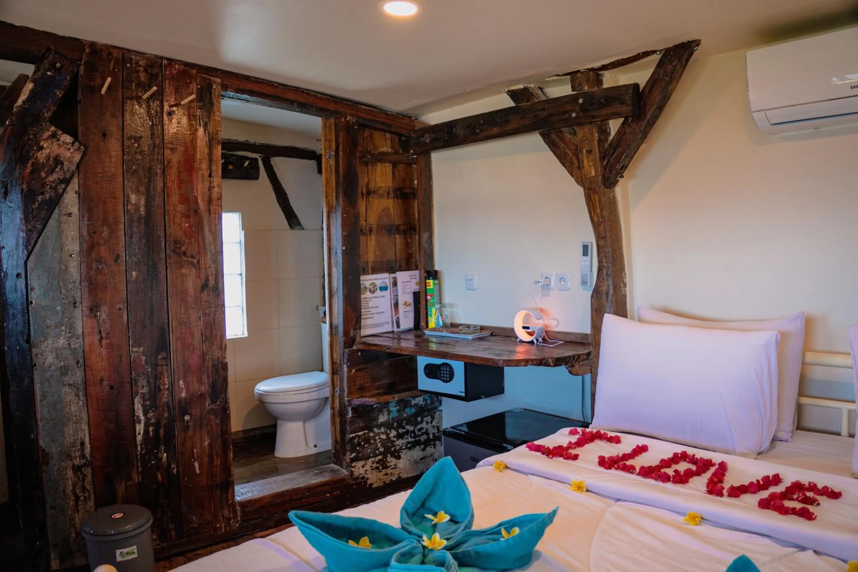 Toilet, Bed in La Boheme Bajo