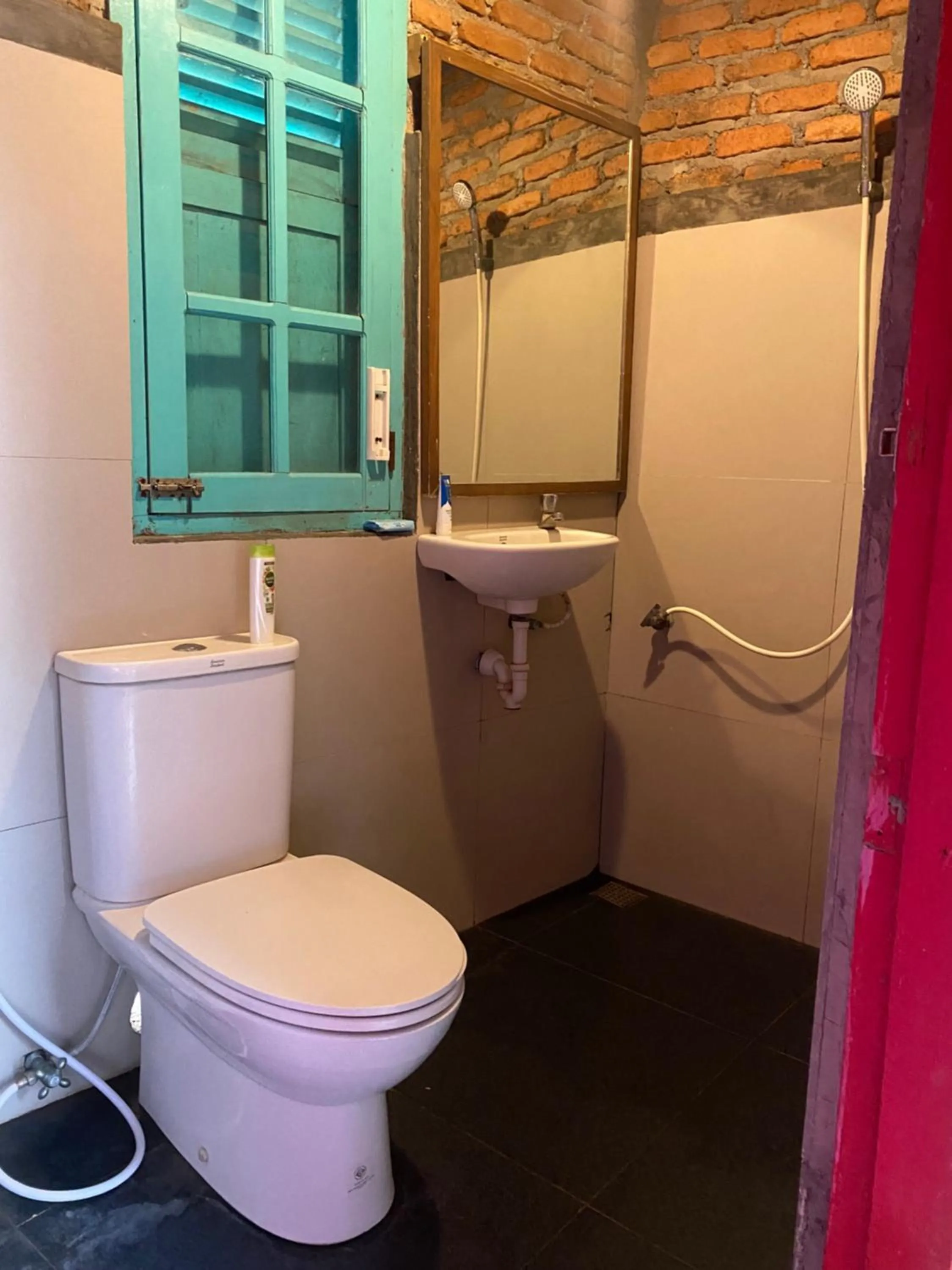 Toilet in La Boheme Bajo