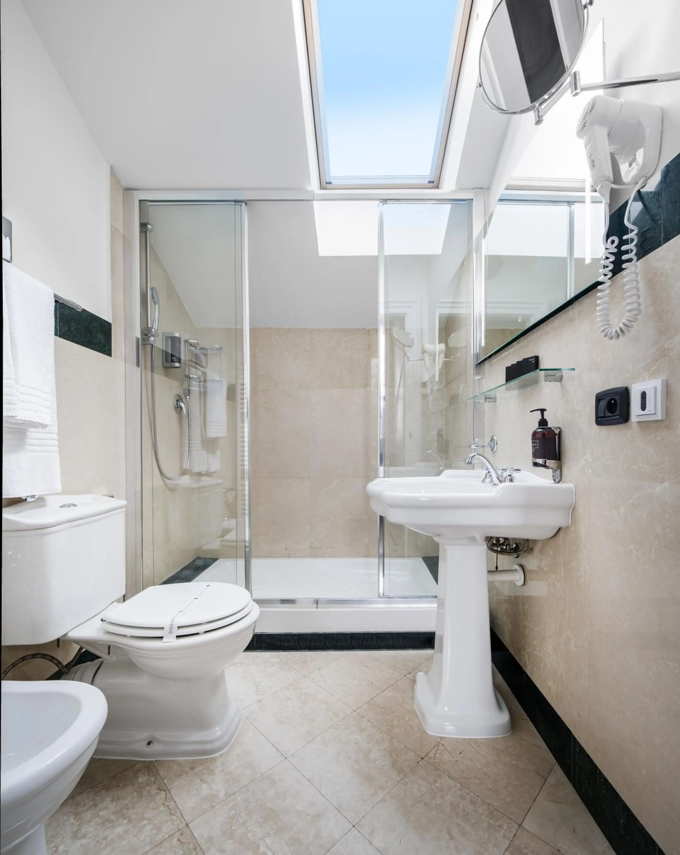 Bathroom in Hotel Leon D´Oro