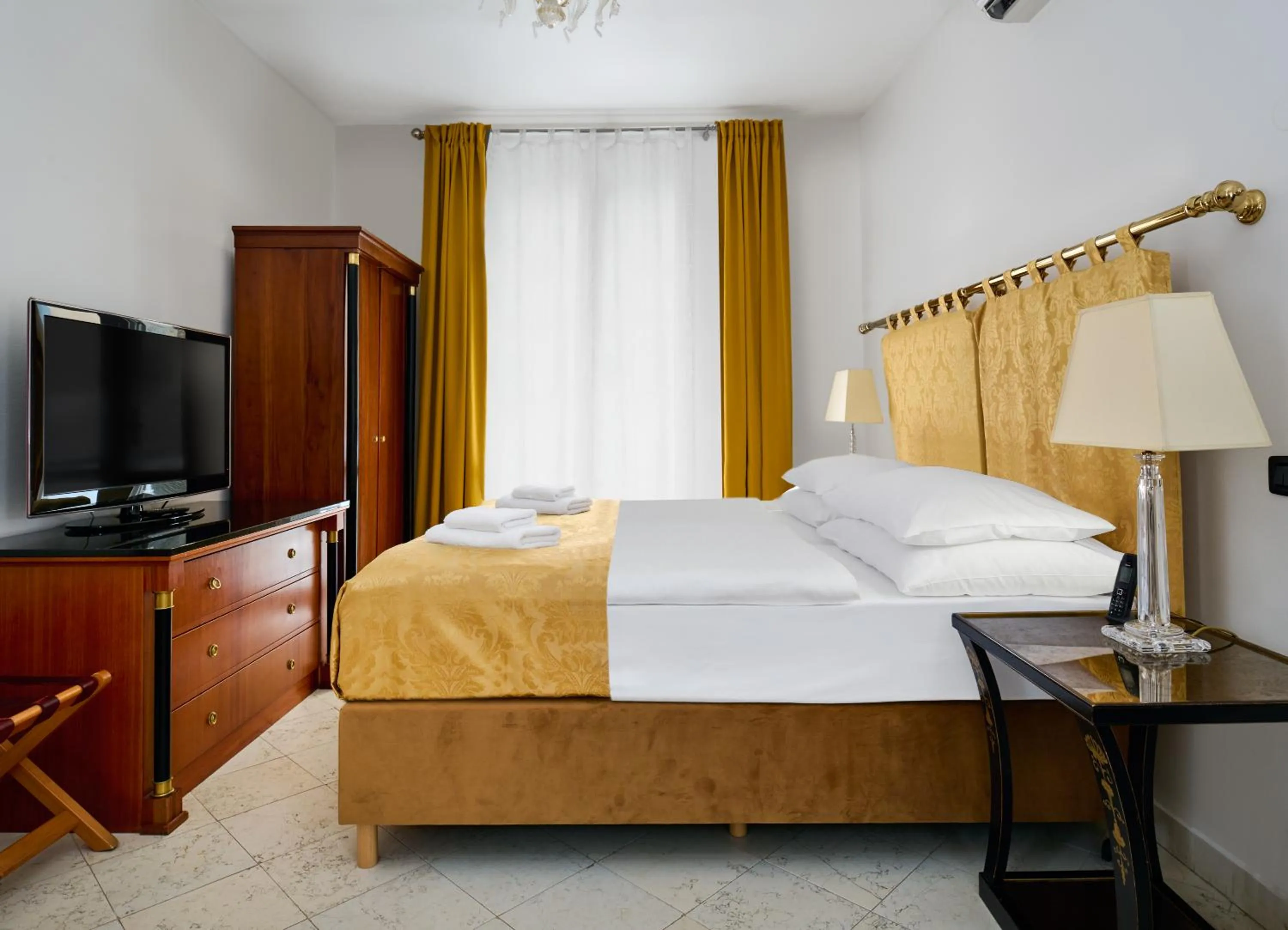 Bed in Hotel Leon D´Oro