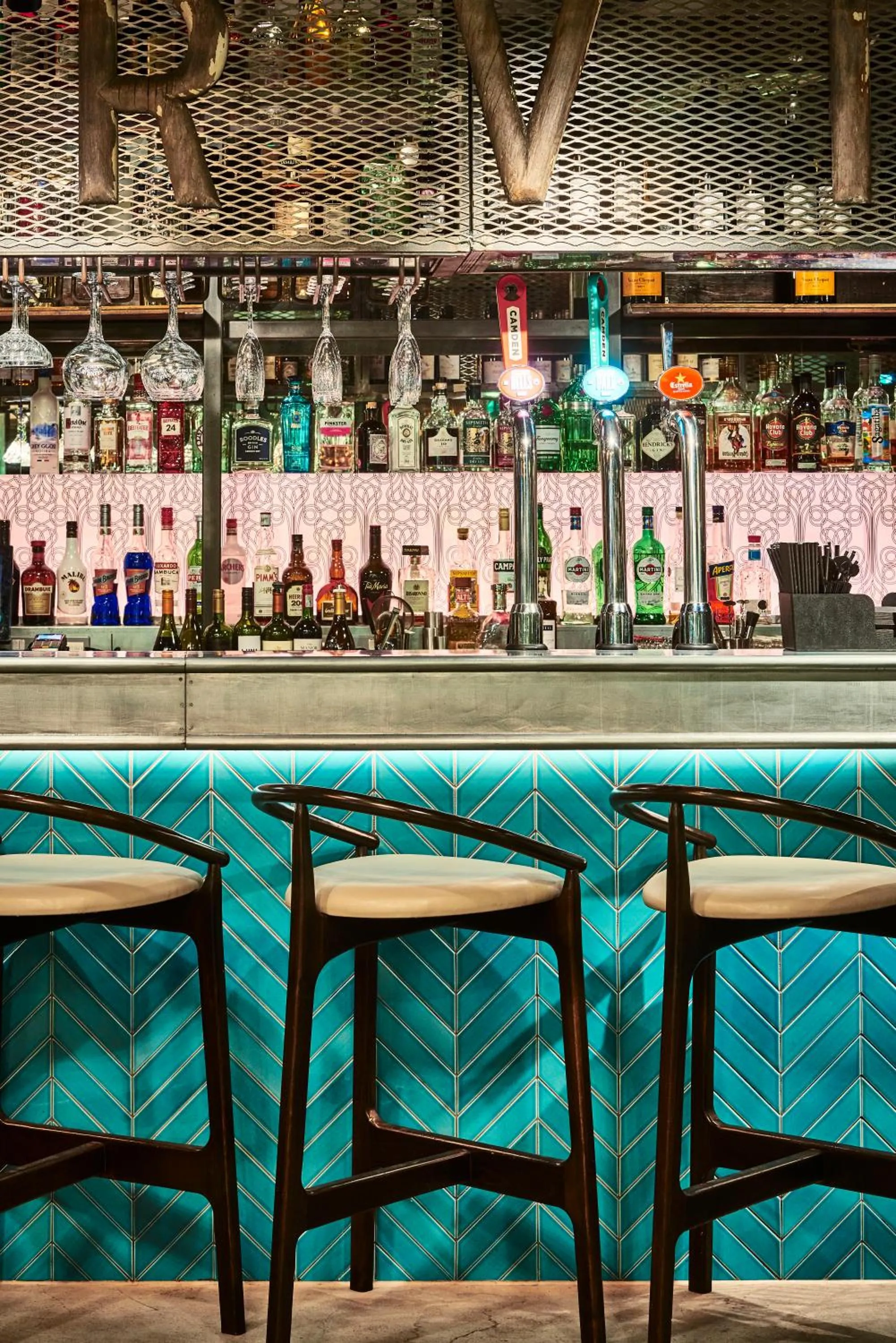 Lounge or bar in New Road Hotel