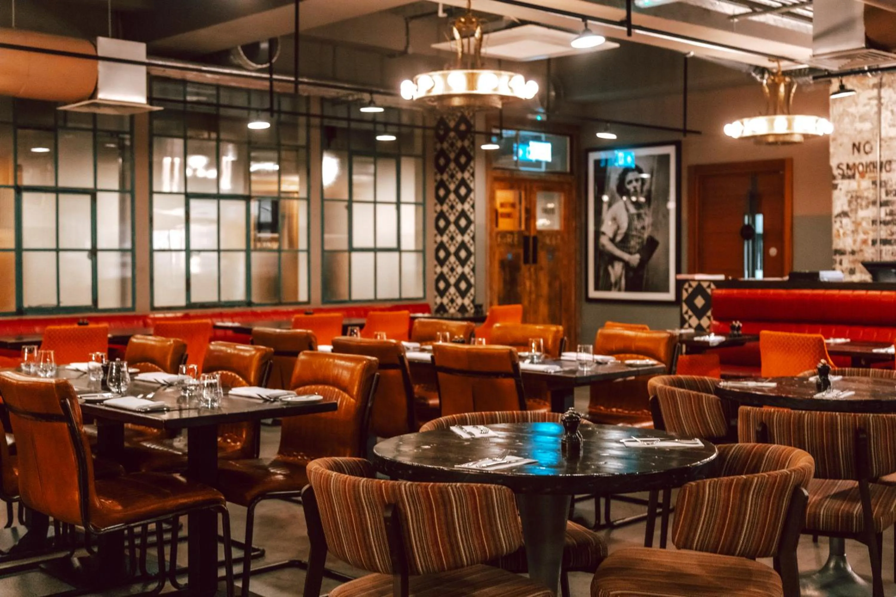 Restaurant/places to eat in New Road Hotel