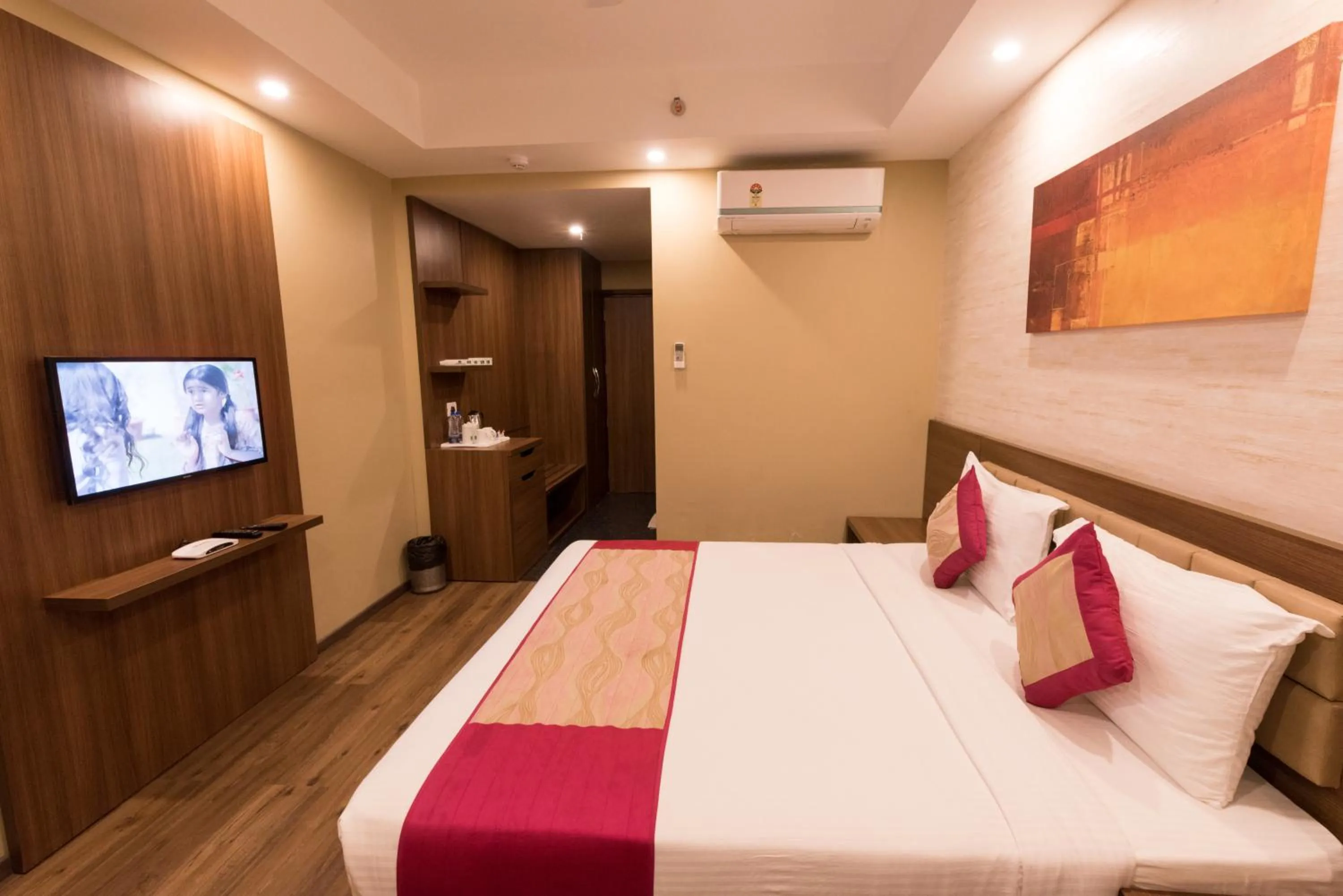 Photo of the whole room, Bed in Le Roi Digha