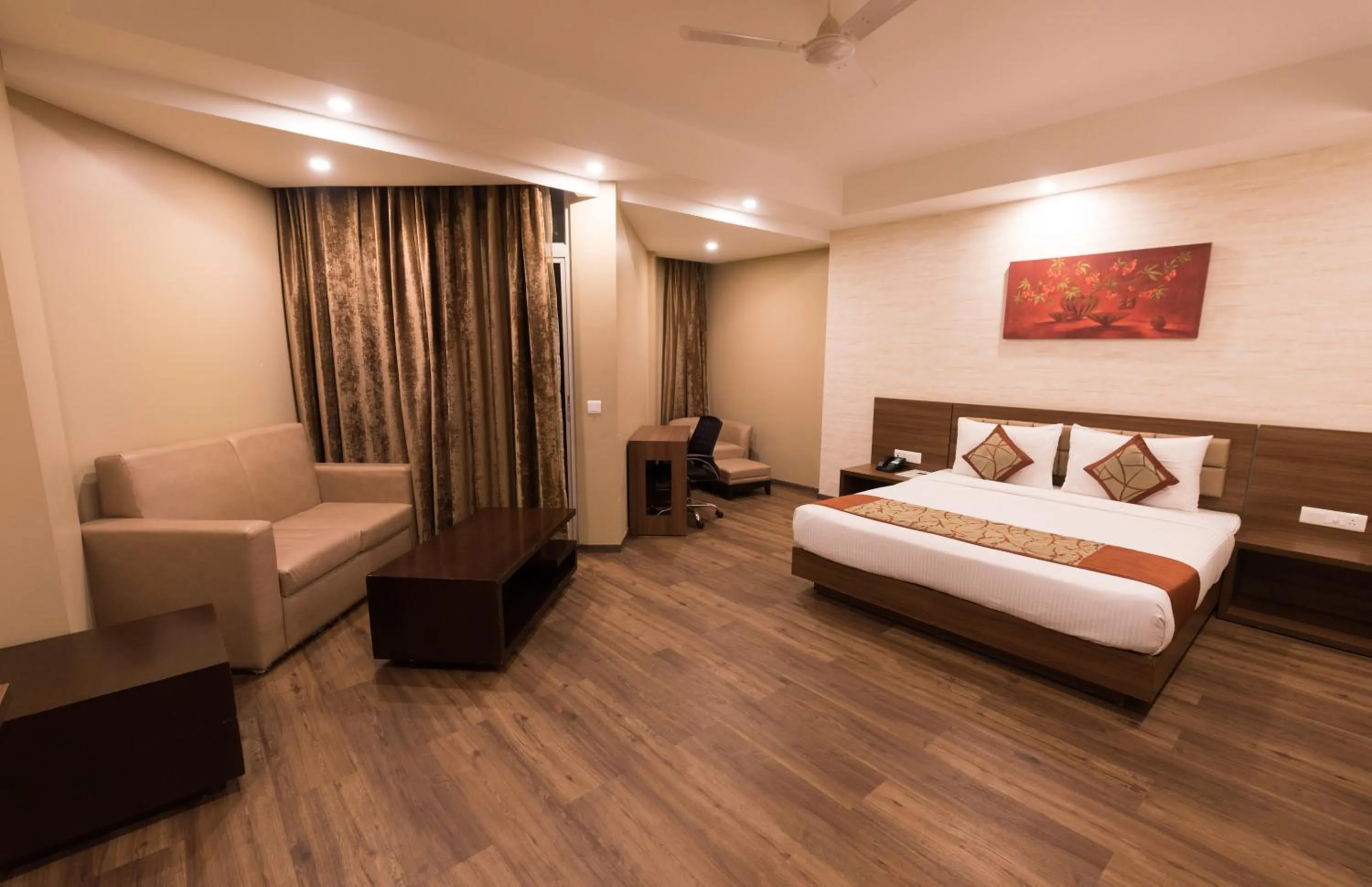 Photo of the whole room, Bed in Le Roi Digha