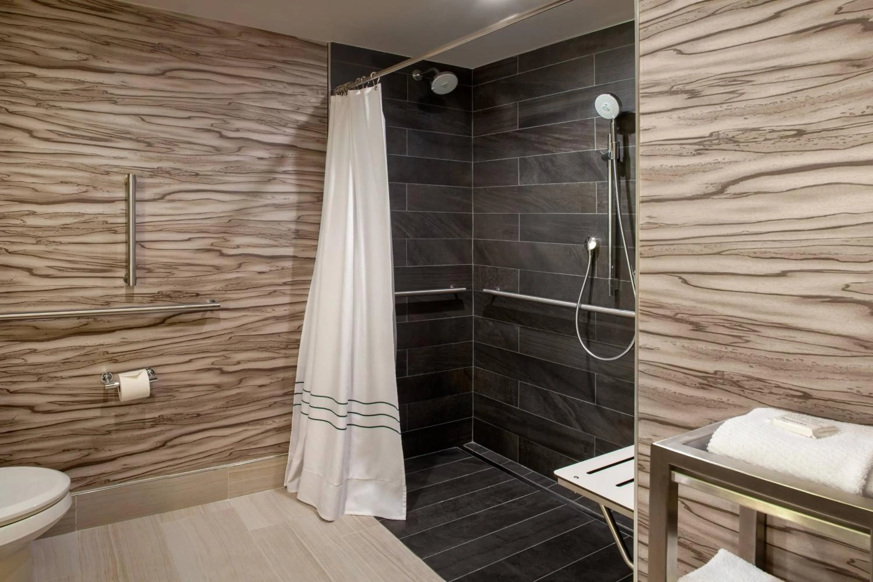 Bathroom in Marriott Raleigh Durham Research Triangle Park