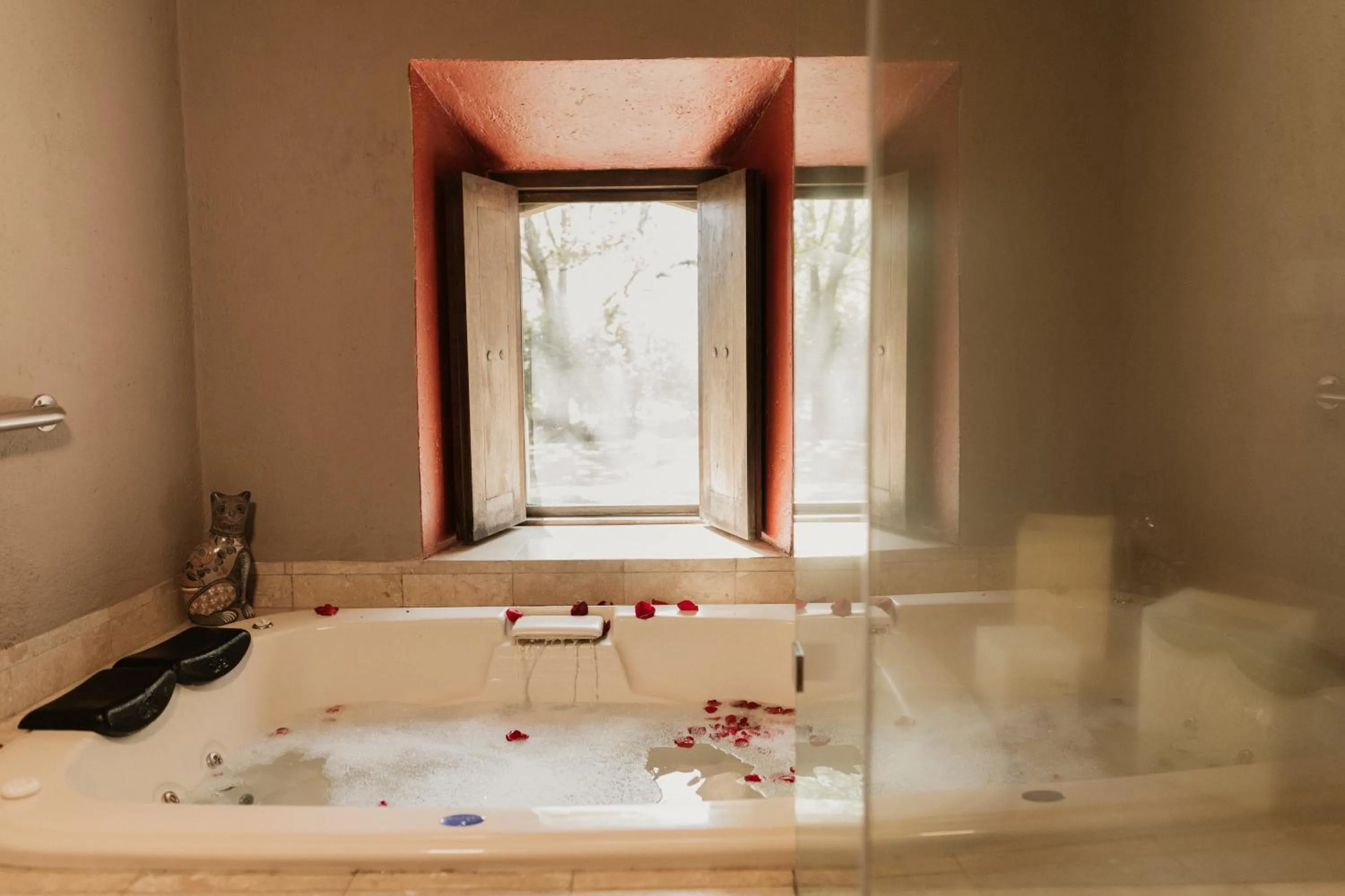 Hot Tub in Hacienda Sepulveda Hotel & Spa