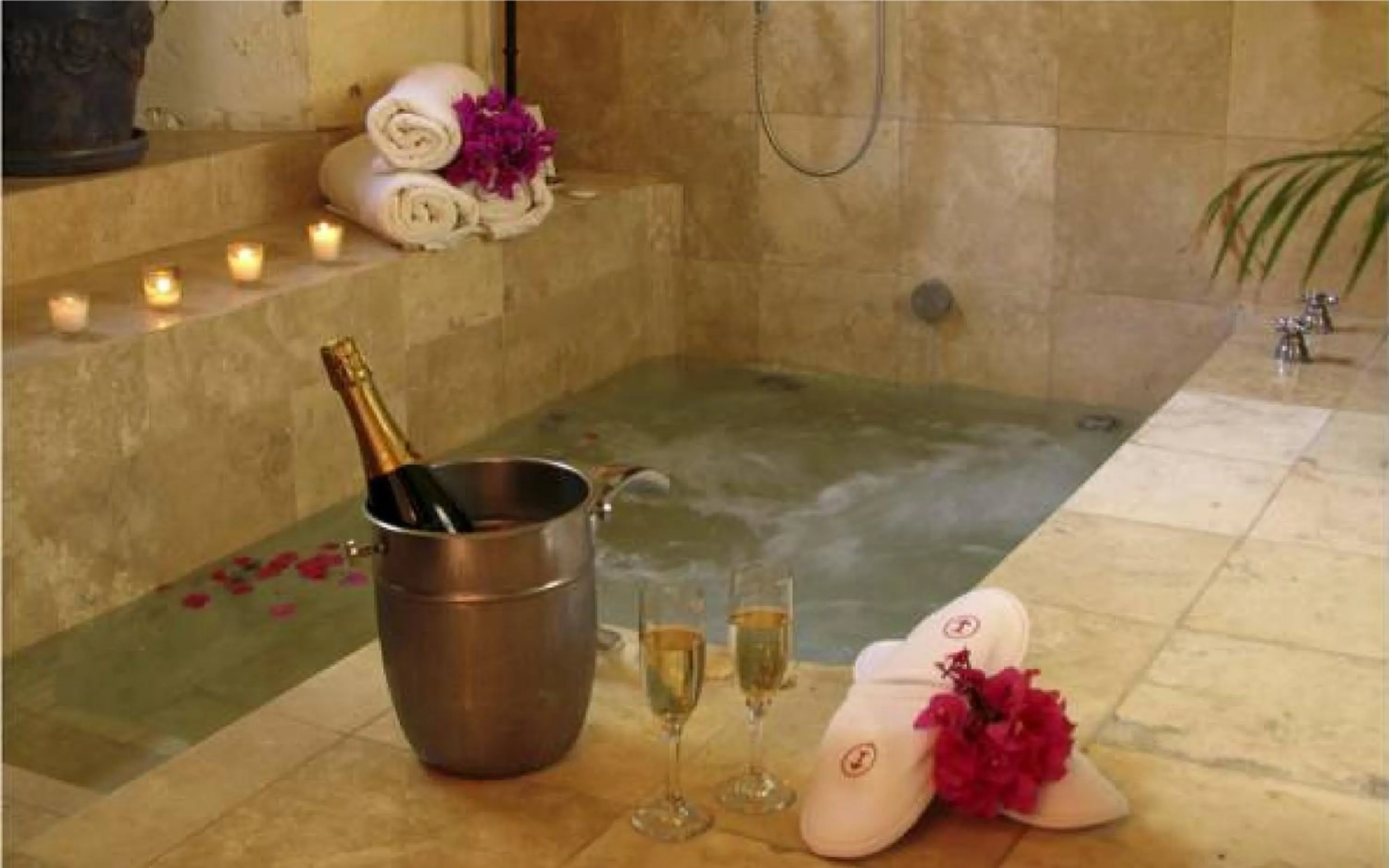 Deluxe Suite with Hot Tub in Hacienda Sepulveda Hotel & Spa