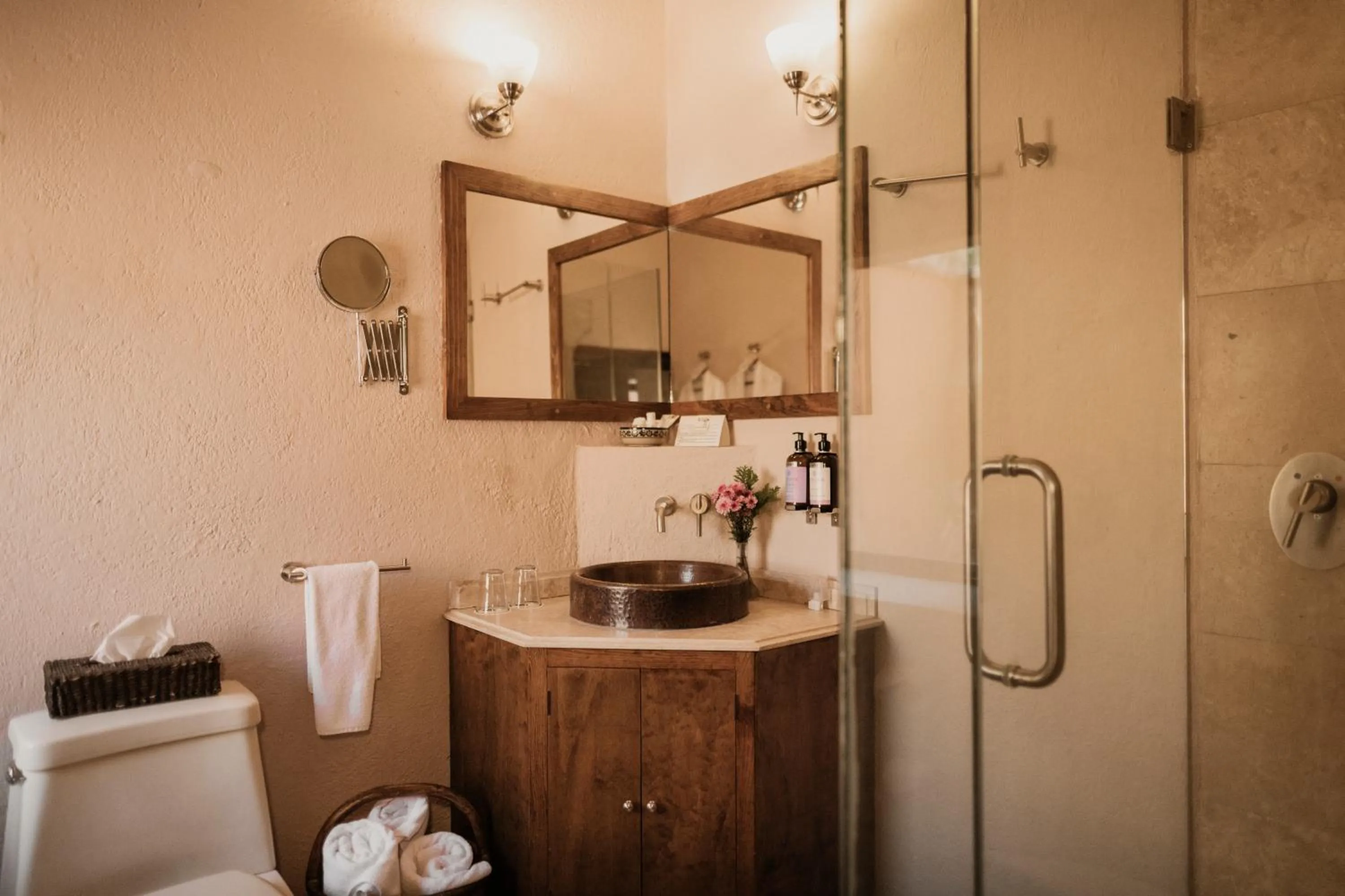 Shower in Hacienda Sepulveda Hotel & Spa