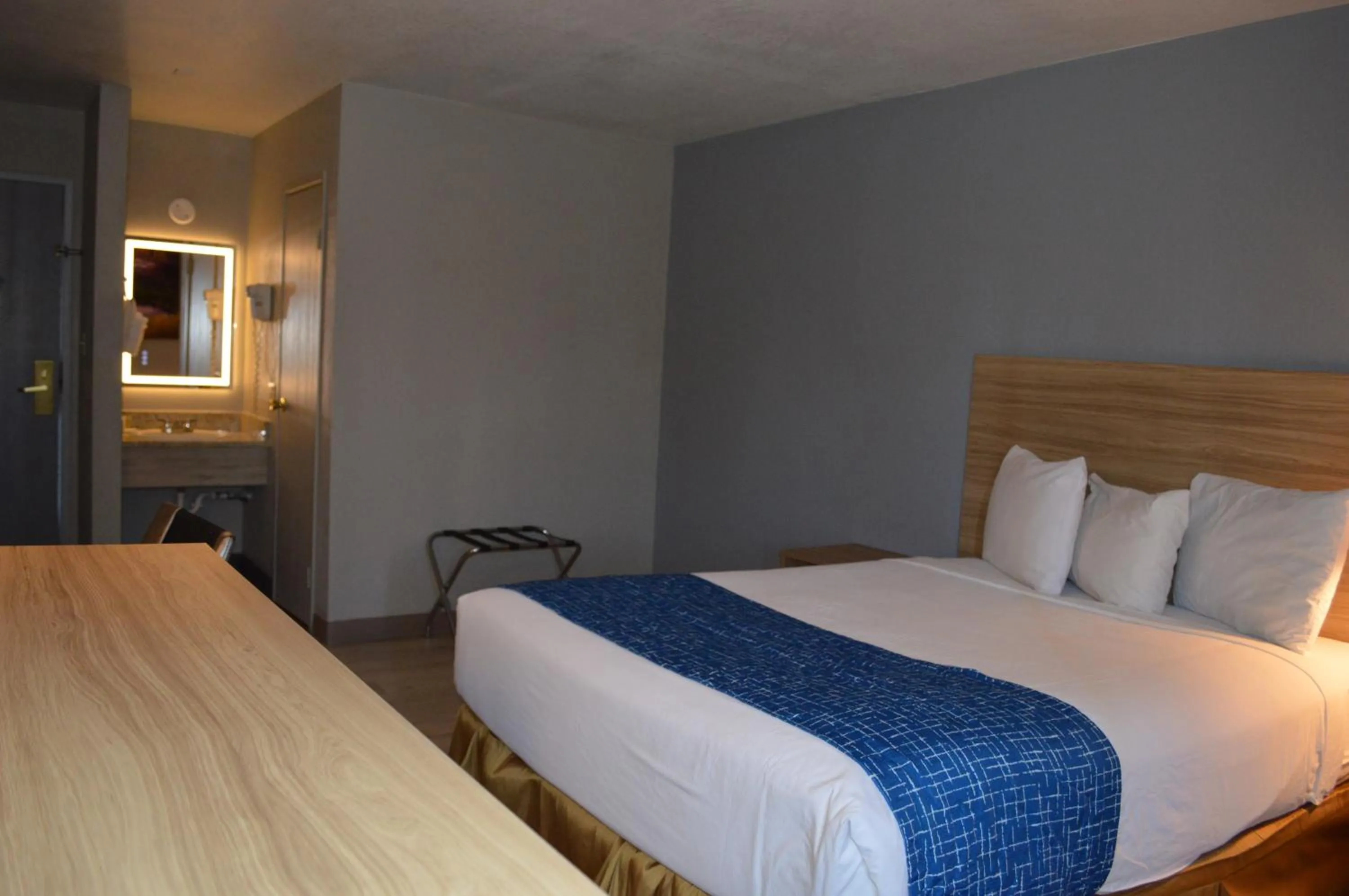 Bed in Travelodge by Wyndham Colorado Springs Airport - Peterson SFB