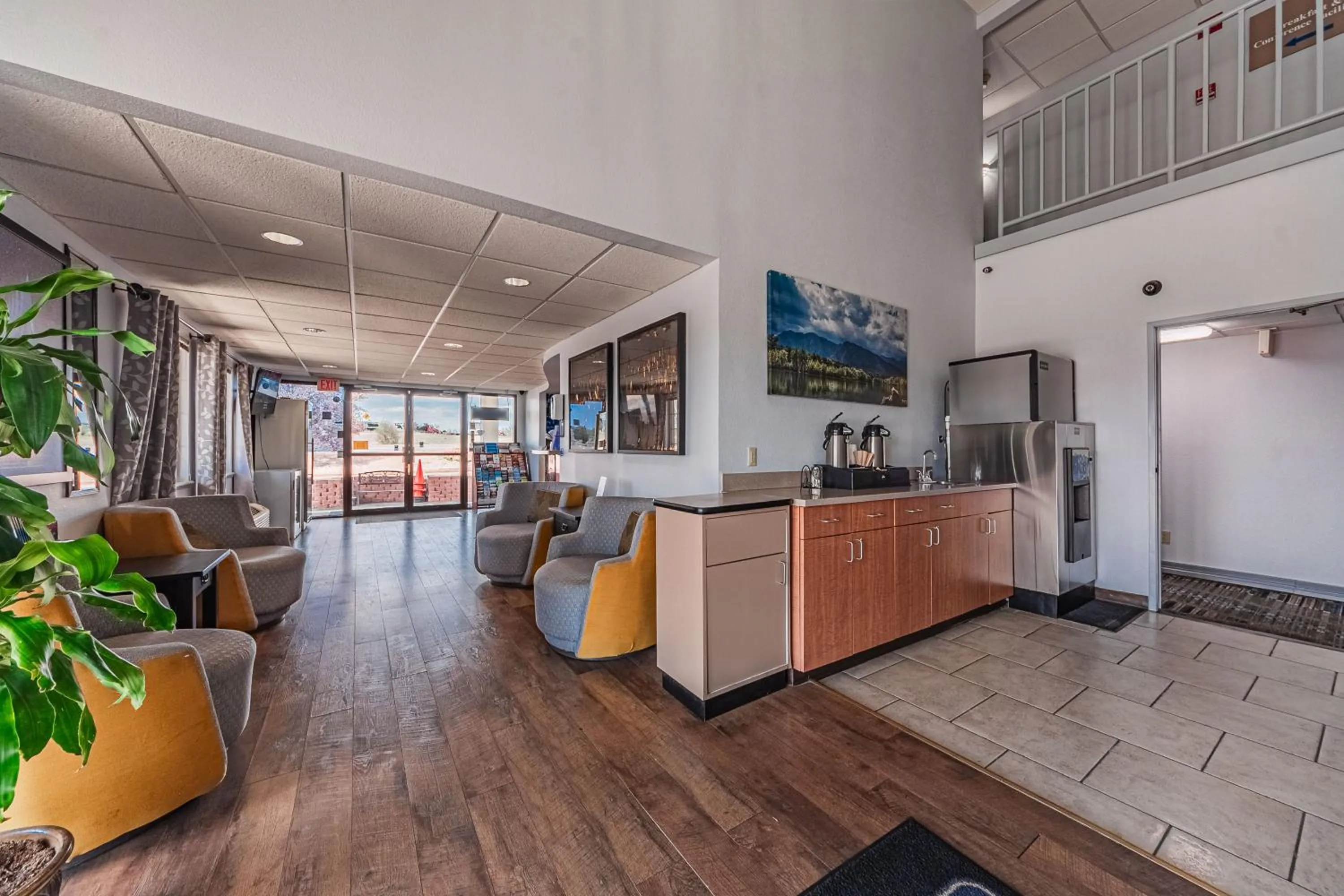 Lobby or reception in Travelodge by Wyndham Colorado Springs Airport - Peterson SFB