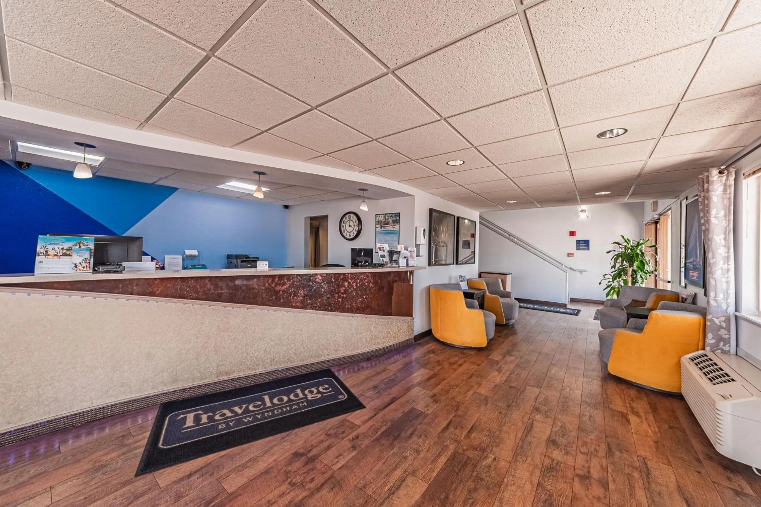 Lobby or reception in Travelodge by Wyndham Colorado Springs Airport - Peterson SFB