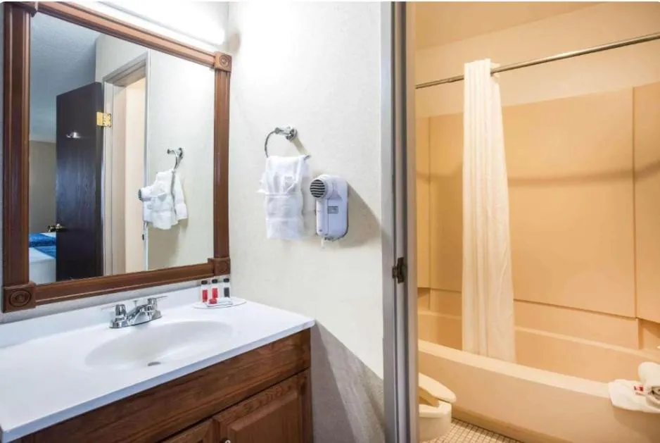 Travelodge by Wyndham Colorado Springs Airport - Peterson SFB