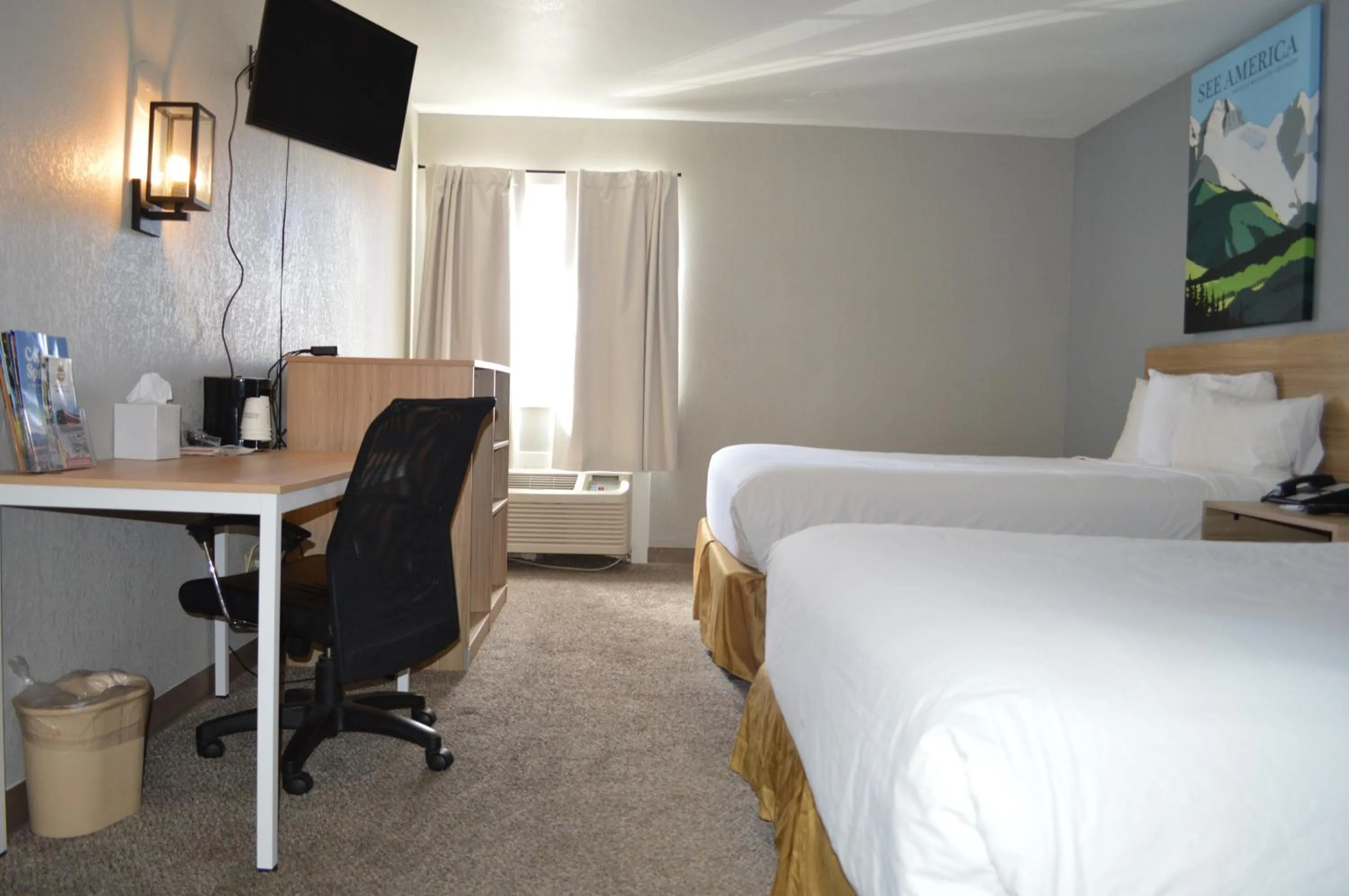 Bed in Travelodge by Wyndham Colorado Springs Airport - Peterson SFB