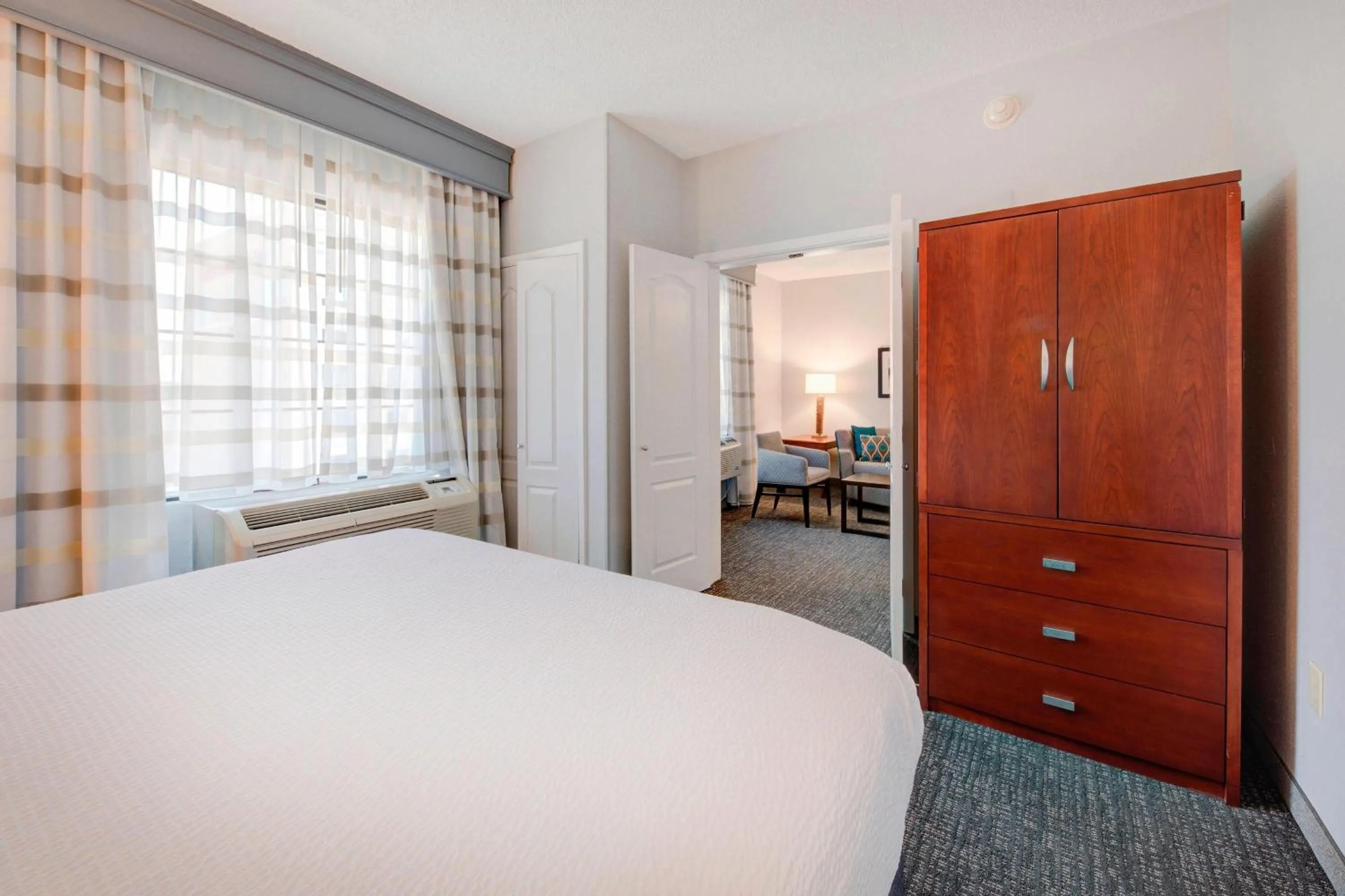 Bedroom, Bed in Courtyard Raleigh Crabtree Valley