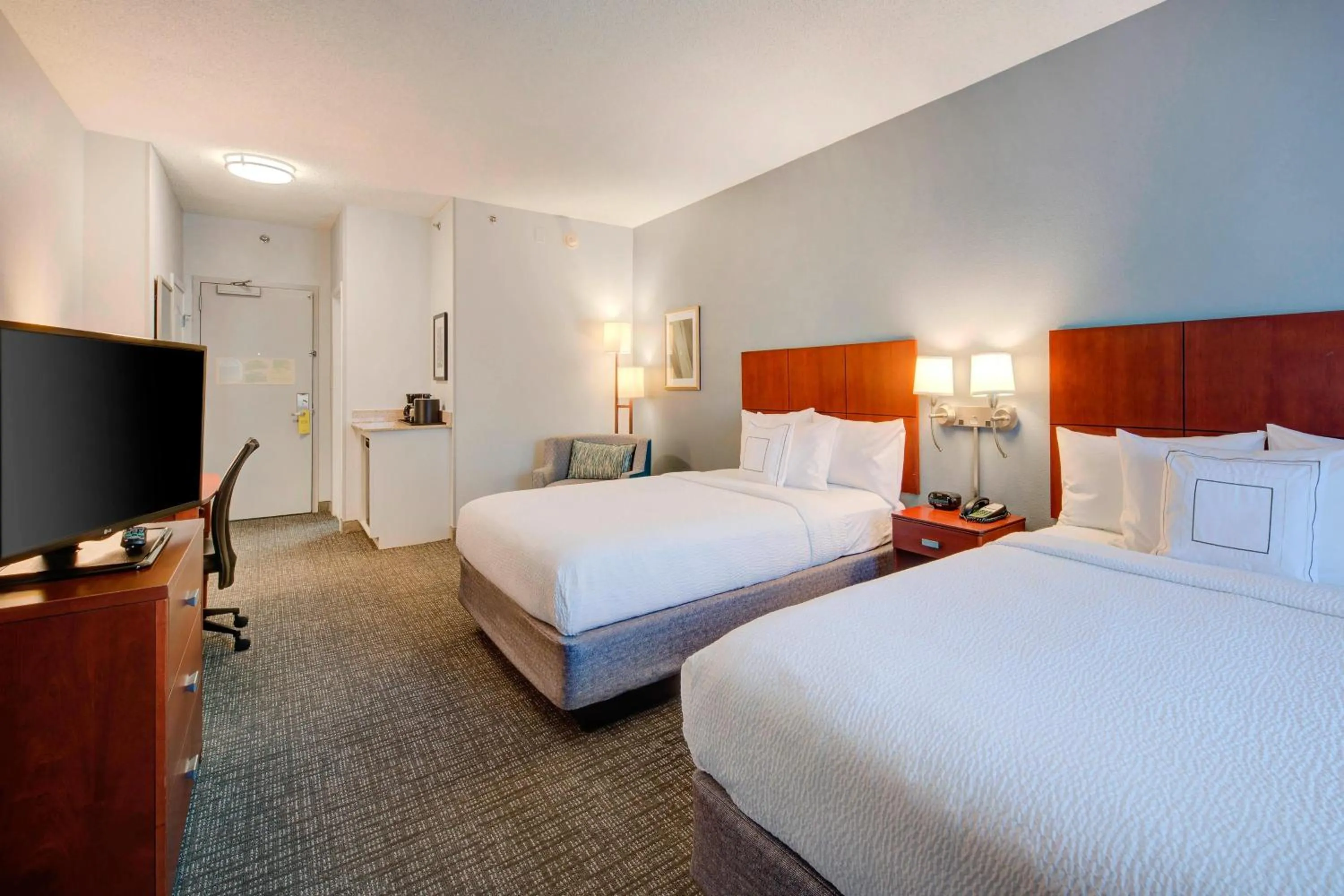 Photo of the whole room, Bed in Courtyard Raleigh Crabtree Valley