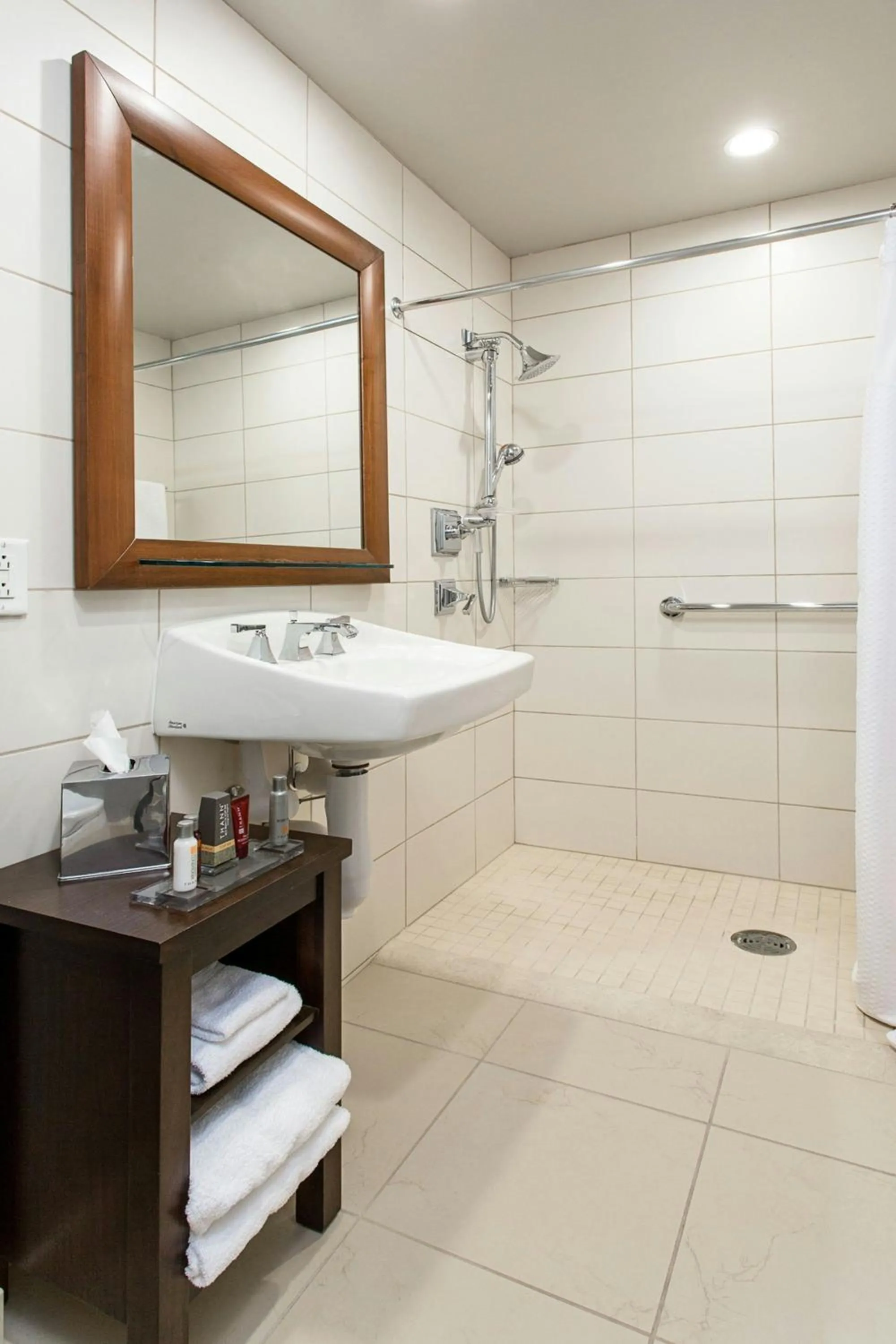 Bathroom in Rochester Airport Marriott