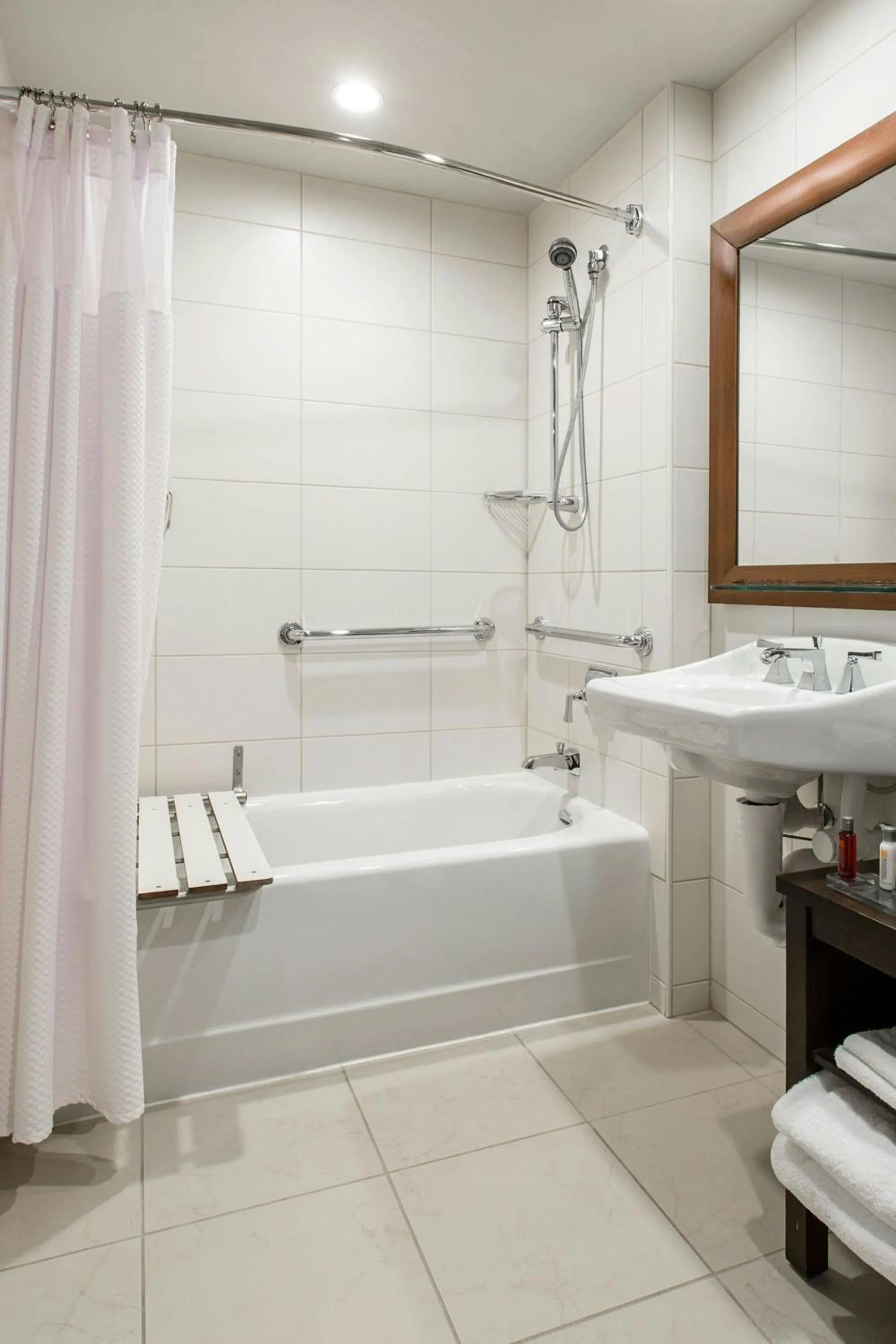 Bathroom in Rochester Airport Marriott