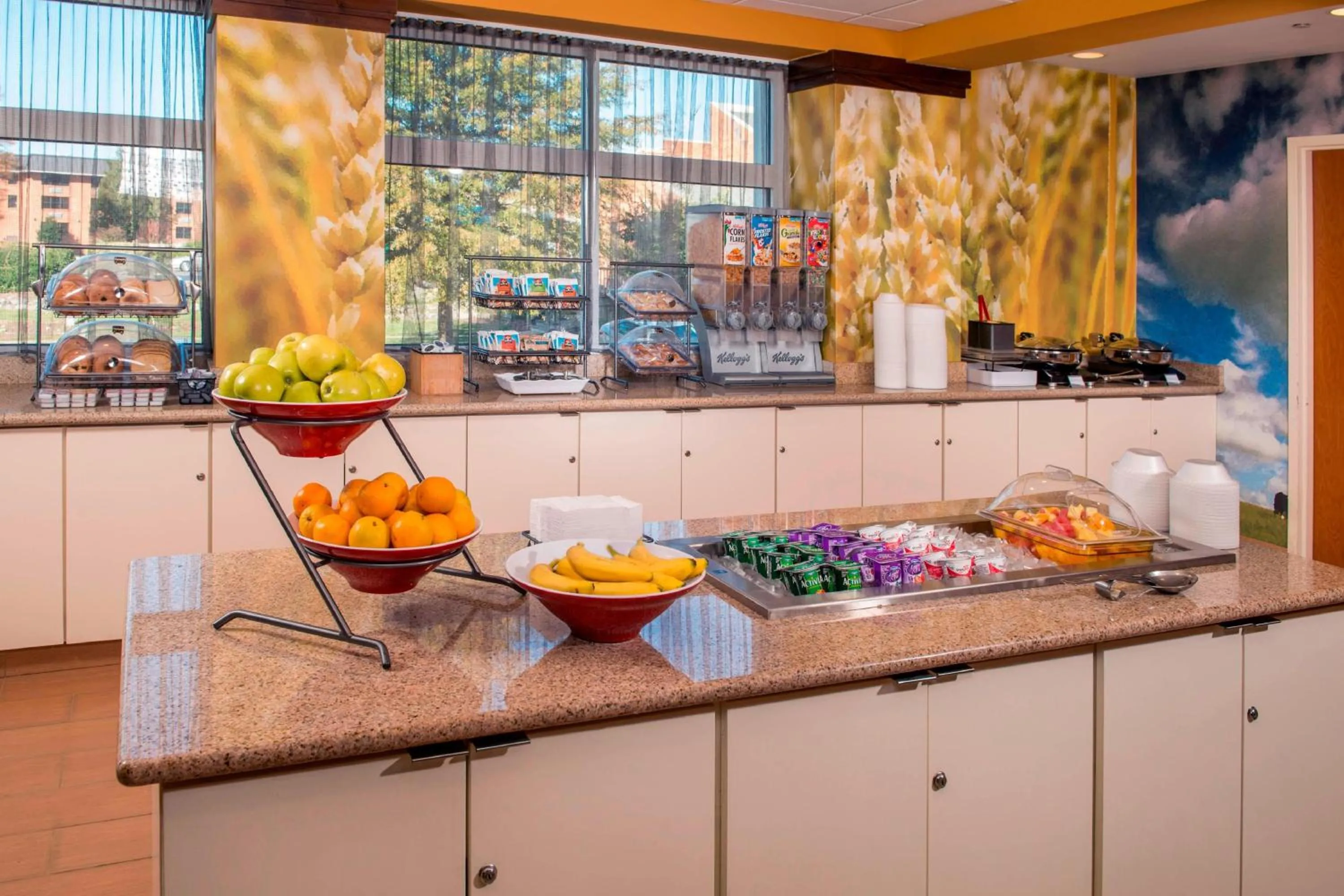 Breakfast in Fairfield Inn & Suites by Marriott Williamsburg