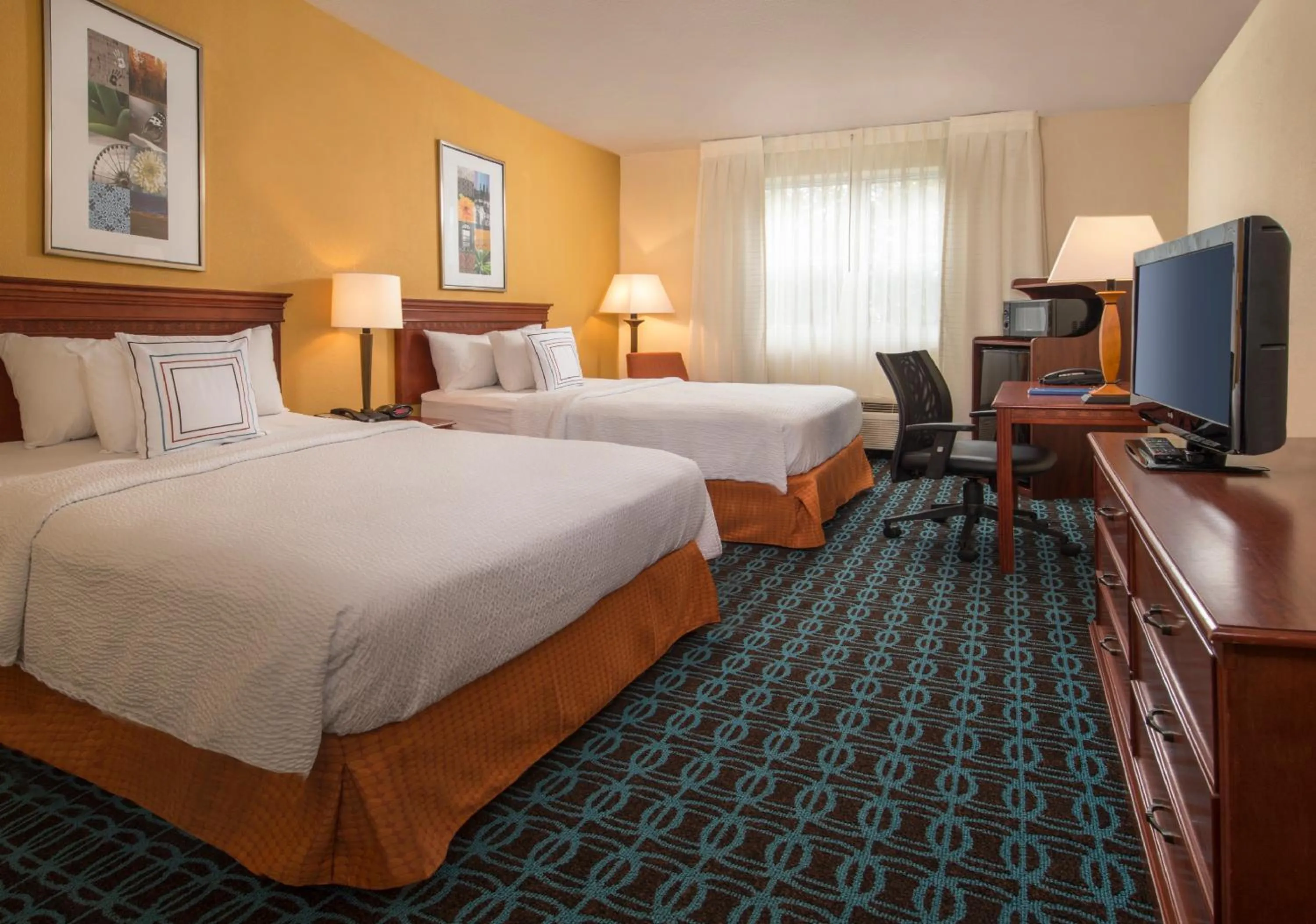 Bed in Fairfield Inn & Suites by Marriott Williamsburg