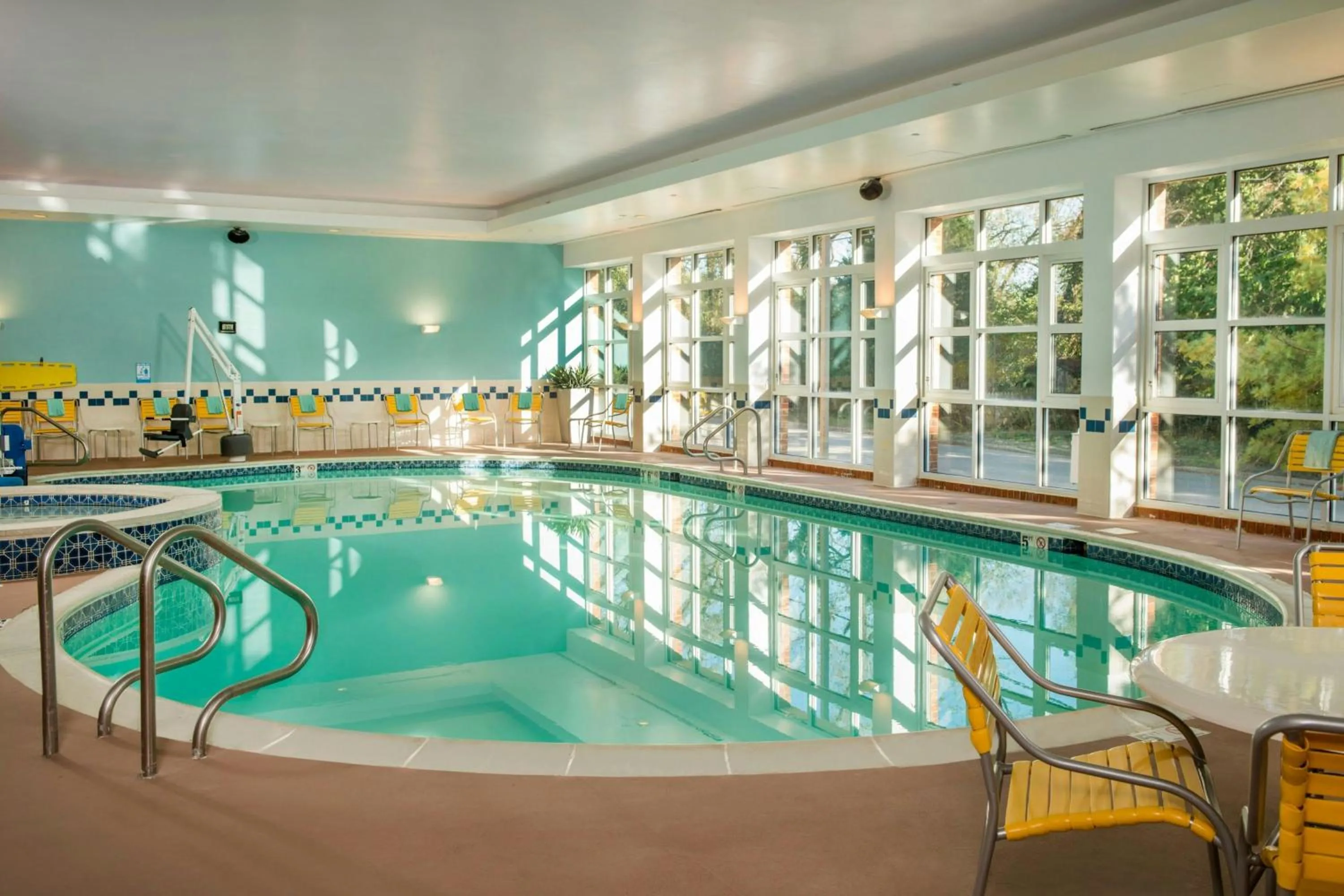 Swimming pool in Fairfield Inn & Suites by Marriott Williamsburg